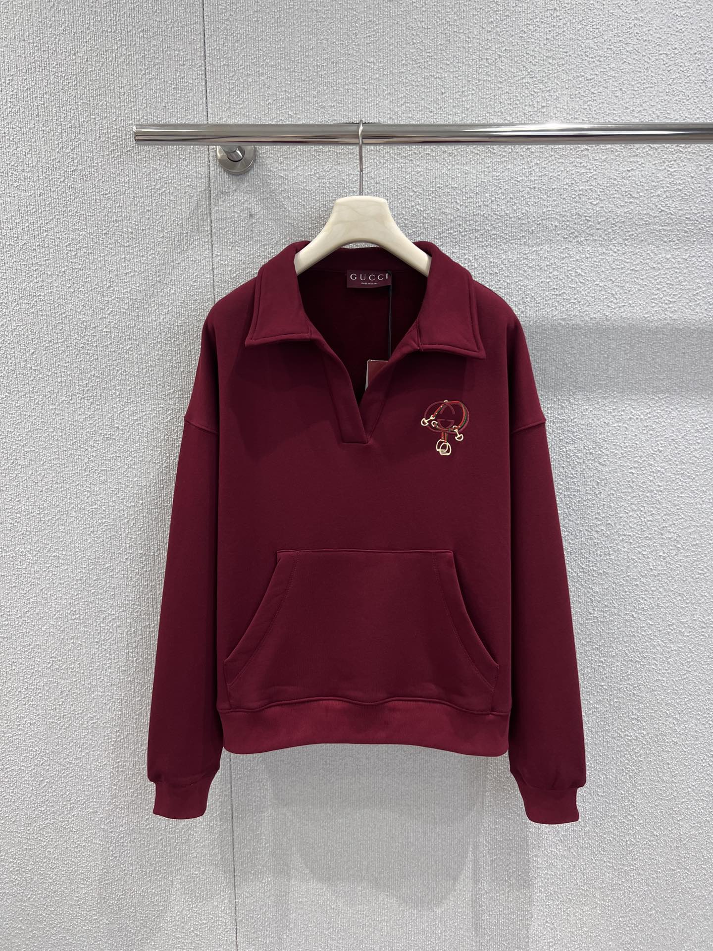 NO:687067,Sweaters and sweatpants support exchange. Gu*ci 26SS New Year limited wine red suit丨Exclusively developed by yb!  Top quality production!  Pair an open-collar sweatshirt with sweatpants of the same color, and the loose cut outlines a lazy and casual posture. The classic horsebit embroidery is embroidered on the side of the trousers, and the delicate stitching adds a New Year's red charm. The pure cotton plus velvet fabric is soft and skin-friendly. From daily outings to holiday parties, you can create an Italian light luxury atmosphere with just one click. Actual details of S/M/L ready for sale, hoodie, sweatshirts,19860909卫衣 卫裤支持换款 Gu*ci 26SS新年限定 酒红套装丨独家yb开发！顶级高版出品！开领卫衣搭配同色系卫裤,宽松剪裁勾勒慵懒随性姿态.经典马衔扣刺绣缀于衣身裤侧,细腻针脚揉入新年红韵,纯棉加绒面料柔软亲肤,从日常出街到节日聚会,一键拿捏意式轻奢氛围感.现货发售S/M/L实拍细节图,,hoodie,sweatshirts,,Women's clothing