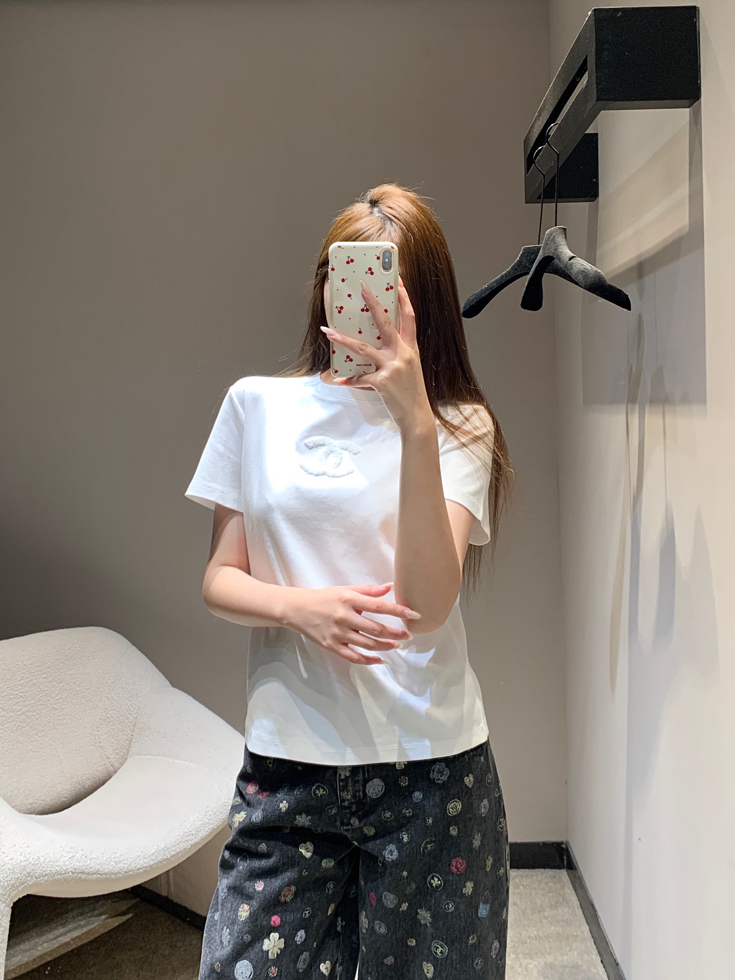 NO:687087,Chan*l 26C Advanced Handicraft Workshop Series Towel Embroidered Logo Round Neck Short Sleeve T-shirt丨Exclusive high-end version!  It is the finishing touch among the basic models of luxury brands!  Made of selected high-count cotton, it feels soft and skin-friendly, and has both breathability and stiffness. It is suitable for daily wear alone or layered. The iconic double C on the chest is made of three-dimensional towel embroidery, and the plush texture is fluffy and three-dimensional, breaking the monotony of solid-color T-shirts and providing a low profile.  The tone shows the exquisite details of the haute couture workshop. The classic black and white colors are available, and the simple round neck tailoring is not flattering on the body shape. Whether it is paired with jeans for a casual style, it can easily create a luxurious atmosphere. It is a practical and noble versatile tool in the wardrobe!  Ready for sale S/M/L,,chanel,jeans,T-shirt,tees,t-shirt,19860909Chan*l 26C高级手工坊系列 毛巾绣logo圆领短袖T恤丨独家高版出品！是奢牌基础款里的点睛之作！精选高支棉料打造,触感柔软亲肤,兼具透气度与挺括感,日常单穿或叠搭都适配.胸前标志性双C采用立体毛巾绣工艺,毛绒质感蓬松立体,打破纯色T恤的单调感,低调中尽显高定手工坊的精致细节.经典黑白两色可选,简约圆领剪裁不挑身形,无论是搭配牛仔裤打造休闲风,都能轻松拿捏奢雅氛围感,是衣橱里实穿又显贵的百搭利器！现货发售S/M/L,,chanel,jeans,T-shirt,tees，t-shirt,,Women's clothing