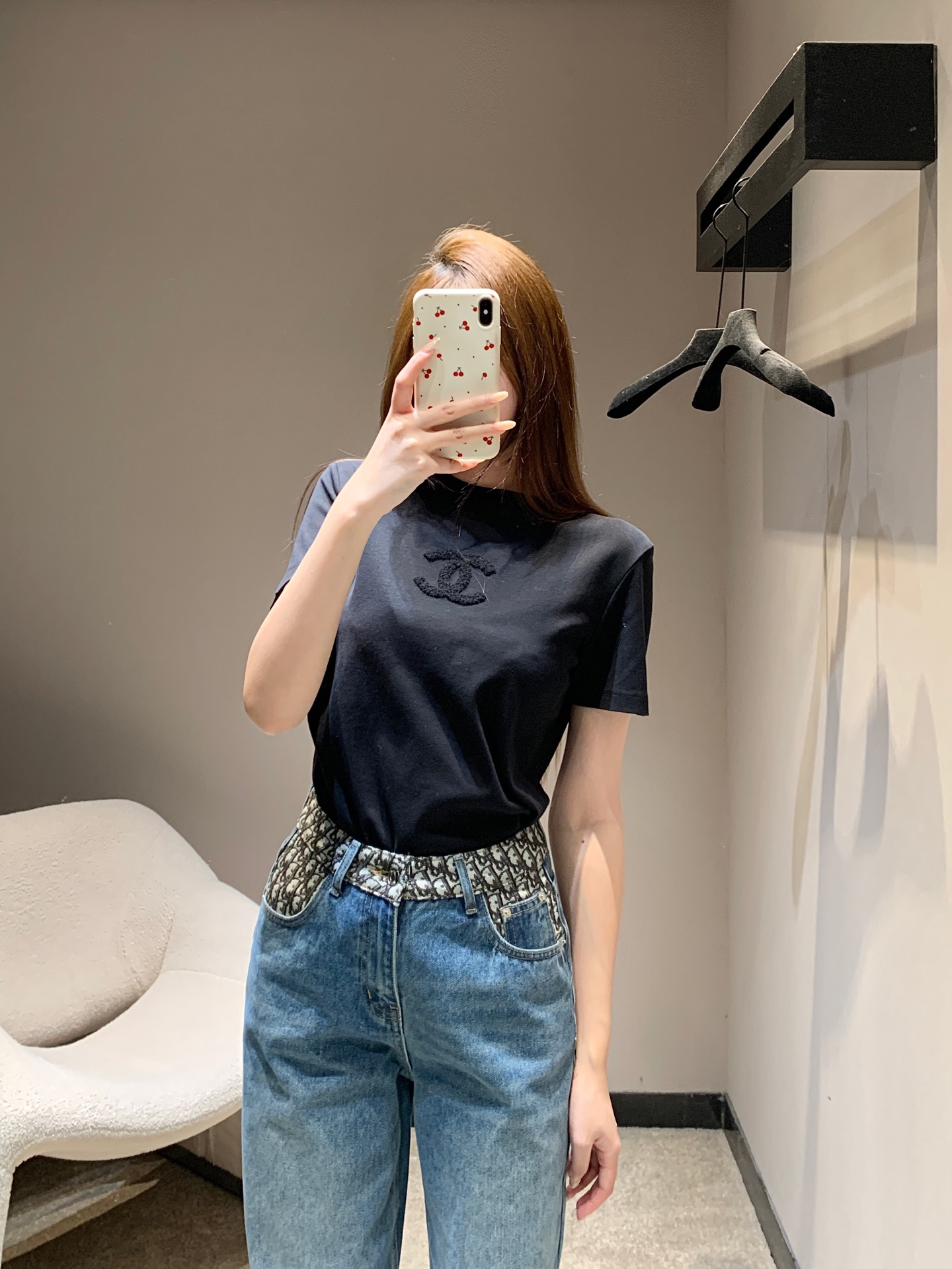 NO:687084,Chan*l 26C Advanced Handicraft Workshop Series Towel Embroidered Logo Round Neck Short Sleeve T-shirt丨Exclusive high-end version!  It is the finishing touch among the basic models of luxury brands!  Made of selected high-count cotton, it feels soft and skin-friendly, and has both breathability and stiffness. It is suitable for daily wear alone or layered. The iconic double C on the chest is made of three-dimensional towel embroidery, and the plush texture is fluffy and three-dimensional, breaking the monotony of solid-color T-shirts and providing a low profile.  The tone shows the exquisite details of the haute couture workshop. The classic black and white colors are available, and the simple round neck tailoring is not flattering on the body shape. Whether it is paired with jeans for a casual style, it can easily create a luxurious atmosphere. It is a practical and noble versatile tool in the wardrobe!  Ready for sale S/M/L,,chanel,jeans,T-shirt,tees,t-shirt,19860909Chan*l 26C高级手工坊系列 毛巾绣logo圆领短袖T恤丨独家高版出品！是奢牌基础款里的点睛之作！精选高支棉料打造,触感柔软亲肤,兼具透气度与挺括感,日常单穿或叠搭都适配.胸前标志性双C采用立体毛巾绣工艺,毛绒质感蓬松立体,打破纯色T恤的单调感,低调中尽显高定手工坊的精致细节.经典黑白两色可选,简约圆领剪裁不挑身形,无论是搭配牛仔裤打造休闲风,都能轻松拿捏奢雅氛围感,是衣橱里实穿又显贵的百搭利器！现货发售S/M/L,,chanel,jeans,T-shirt,tees，t-shirt,,Women's clothing