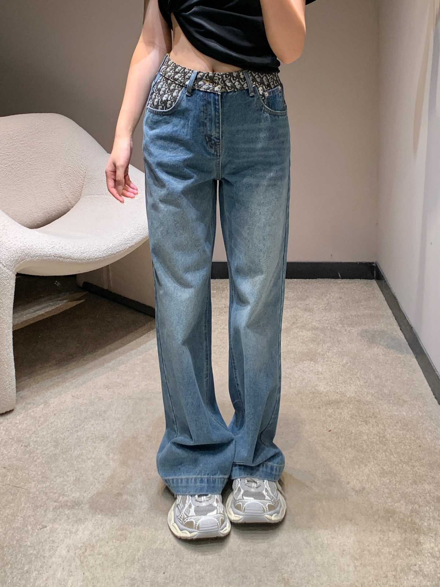 NO:687093,Dio* 26Ss early spring new style contrasting color spliced ​​waist straight jeans丨Exclusive high-end version!  It’s the perfect finishing touch to your spring outfit!  Classic denim blues are blended with distressed washed craftsmanship, giving it a retro atmosphere; the presbyopic contrast stitching design on the waist is the finishing touch, perfectly integrating the brand's iconic elements with street style, instantly raising the visual focus. The high waistline tailoring paired with neat straight pants easily modifies the leg shape, hides the flesh and makes you appear taller, making it easy to control from daily outings to casual dates. Ready for sale in S/M/L, dior, jeans,19860909Dio* 26Ss早春新款 撞色拼接腰直筒牛仔裤丨独家高版出品！堪称春日穿搭的点睛之选！经典丹宁蓝调糅合做旧水洗工艺,自带复古氛围感；腰头的老花撞色拼接设计是点睛之笔,将品牌标志性元素与街头风完美融合,瞬间拉高视觉焦点.高腰线剪裁搭配利落直筒裤型,轻松修饰腿型,藏肉又显高挑,从日常出街到休闲约会都能轻松驾驭.现货发售S/M/L,,dior,jeans,,Women's clothing