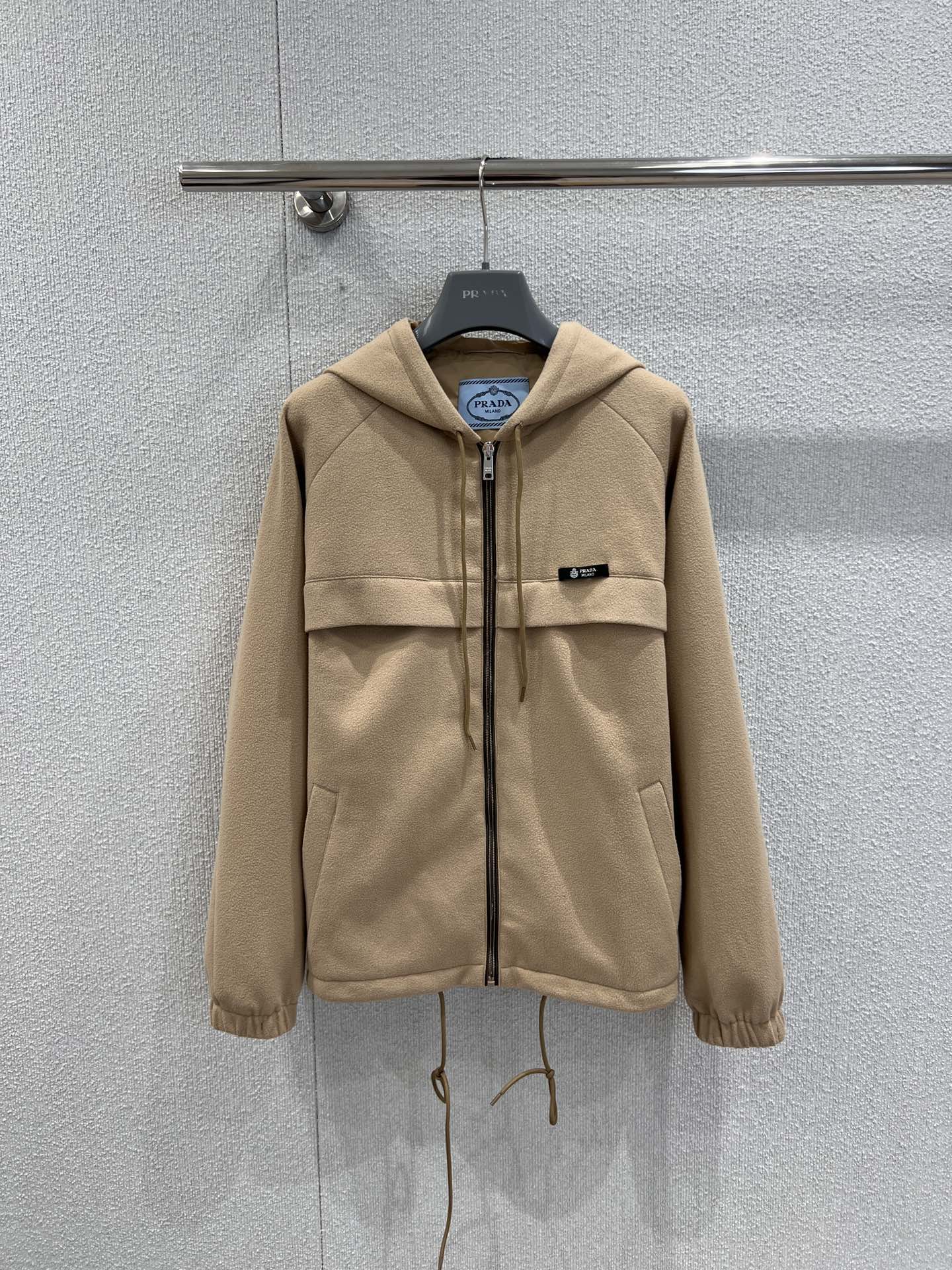 NO:687328,Support exchange Prad* 25fw new autumn and winter khaki polar fleece jacket丨exclusively developed by yb!  Top quality production!  The soft khaki color brings a warm autumn texture, and the polar fleece fabric feels soft and skin-friendly, taking into account both warmth and a lazy atmosphere. The loose shoulder cut is very tolerant to the body shape. The zipper opening and hem drawstring can freely adjust the elasticity of the silhouette, creating an oversize and casual look.  Or slightly nipped in the waist, with different effects. The hooded design retains the casual feel of the street, and the details of the three-dimensional patch pocket on the chest and the metal logo plate quietly integrate the exquisite gene. Ready-made S/M/L real shot details, prada, versace, jackets  & coats,hats,19860909支持换款 Prad* 25fw秋冬新款 卡其色摇粒绒冲锋衣外套丨独家yb开发！顶级高版出品！柔和的卡其色调自带秋日的温润质感,摇粒绒面料触感软糯亲肤,兼顾保暖性与慵懒氛围；宽松的落肩剪裁对身形包容度极高,拉链开合搭配下摆抽绳,可自由调节廓形松紧,打造oversize随性或微收腰利落的不同效果.连帽设计保留了街头休闲感,胸前立体贴袋与金属徽标小牌的细节,又将精致基因悄然融入.现货发售S/M/L实拍细节图,,prada,versace,jackets & coats,hats,,Women's clothing