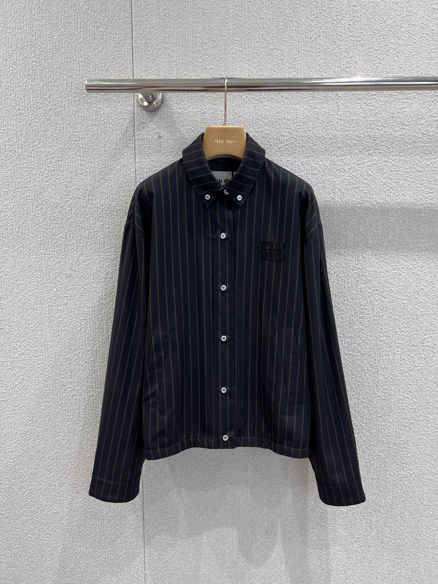 NO:687332,Jacket Miumi* 26Ss early spring new style black striped lapel jacket + pleated skirt suit丨Exclusively developed by yb!  Top quality production!  The classic black-backed fine gold striped fabric has a low-key and exquisite luster. The lapel jacket is oversized and loosely cut. The dropped shoulder design weakens the shoulder line and makes it more casual. The button details on the back and the pleated hem are ingenious, breaking the stereotype of the stripes and adding a sweet and cool design layer. The pleated skirt of the same series is used to facilitate  The fallen pleats outline girlish lines, and the short version raises the waistline, forming a golden ratio of 'wide at the top and narrow at the bottom' with the looseness of the jacket, easily creating a playful and slim figure. Ready-made S/M/L real shot details, miumiu, versace, skirts, jackets  & coats,jackets & coats,gold,19860909外套 Miumi* 26Ss早春新款 黑色条纹翻领夹克外套+百褶半裙套装丨独家yb开发！顶级高版出品！经典黑底细金条纹的面料,自带低调的精致光泽,翻领夹克采用oversize宽松剪裁,落肩设计弱化肩线更显随性,背后的纽扣细节与下摆抽褶巧思,打破条纹的刻板感,增添了甜酷的设计层次；同系列百褶半裙则以利落的褶裥勾勒出少女感线条,短款版型拉高腰线,与夹克的宽松形成“上宽下窄”的黄金比例,轻松打造俏皮又显瘦的身形.现货发售S/M/L实拍细节图,,miumiu,versace,skirts,jackets & coats,jackets & coats,gold,,Women's clothing