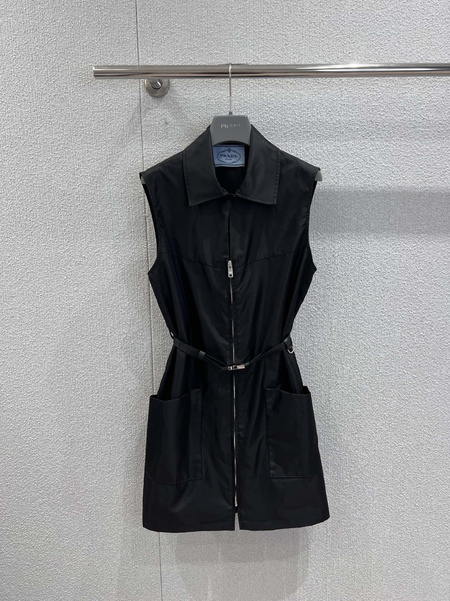 NO:687338,Supports exchange of styles Prad* 26Ss early spring new style regenerated nylon mini dress丨exclusively developed by yb!  Top quality production!  The iconic regenerated nylon fabric presents a matte high-end texture, and the black tone brings a low-key coolness. The lapels are sleeveless and workwear-style. The zipper opening and closing design allows for easy putting on and taking off and styling changes. The half-zip can create a casual V-neck effect; the matching lead buckle belt can be freely tightened.  The waistline outlines a neat X-shaped silhouette, weakening the laziness of the loose fit and highlighting the body proportions. It is the finishing touch of an early spring wardrobe that combines design, practicality and environmental protection. Ready-made S/M/L real shot details, prada, skirts,19860909支持换款 Prad* 26Ss早春新款 再生尼龙迷你连衣裙丨独家yb开发！顶级高版出品！标志性的再生尼龙面料呈现出哑光的高级质感,黑色调自带低调的酷感,翻领无袖的工装风剪裁,拉链开合设计兼顾穿脱便利与造型变化,半拉炼可打造随性的V领效果；搭配的铅扣式腰带能自由收束腰线,勾勒出利落的X型廓形,弱化宽松版型的慵懒感,凸显身形比例.是一件兼具设计感、实穿性与环保理念的早春衣橱点睛之选.现货发售S/M/L实拍细节图,,prada,skirts,,Women's clothing