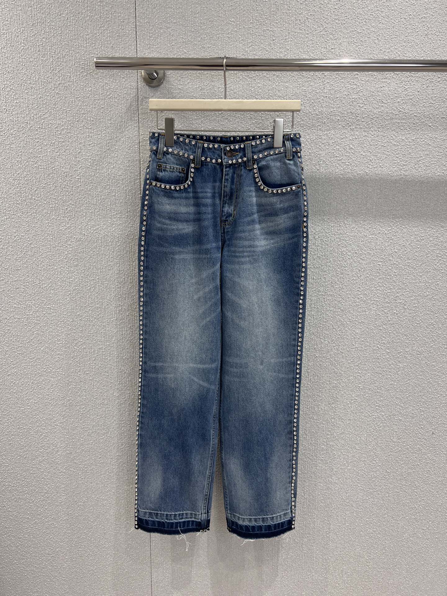 NO:677666,Celi*e 26SS early spring new style light blue retro washed denim trousers丨exclusively developed by yb!  Top quality production!  Distressed light denim is used to outline a lazy retro style. The diamond trim on the waistband and sides of the pants is like a galaxy of broken diamonds. The raw edge trouser leg design adds a casual texture. The high-waisted straight cut optimizes body proportions and combines French simplicity with exquisite diamond craftsmanship. It is the finishing touch of luxury for early spring to create a relaxed look. Ready for sale S/M/L, Celine - Clothing, celine, celine,19860909Celi*e 26SS早春新款 浅蓝复古水洗牛仔长裤丨独家yb开发！顶级高版出品！以做旧浅丹宁勾勒慵懒复古格调,腰头与裤侧的钻饰镶边宛如碎钻银河,毛边裤脚设计增添随性肌理感.高腰直筒剪裁优化身材比例,将法式简约与精致钻饰工艺融合,是早春打造松弛感穿搭的点睛奢品.现货发售S/M/L,赛琳-服装,celine,celine,,Women's clothing