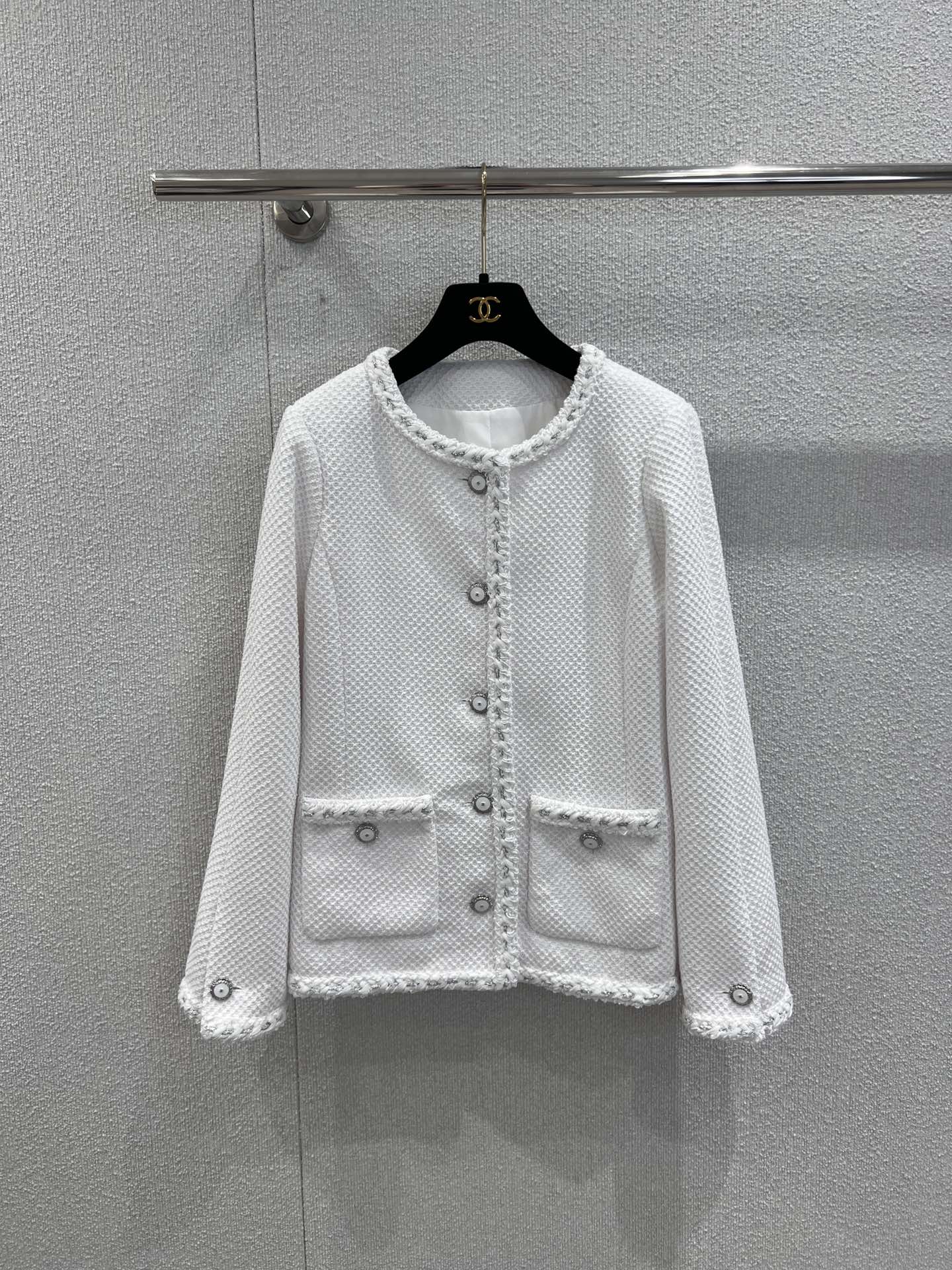 NO:687649,Supports exchange Cha*el 26C high-end handmade workshop series piped two-pocket single-breasted tweed jacket丨Exclusively developed by yb!  High quality production!  Made of iconic tweed fabric, the texture of the fabric is full of texture, and it has a retro luxury atmosphere. The classic round neck design is matched with exquisite piping decoration, the single row of metal buttons and the double pocket details echo each other, integrating the exquisite craftsmanship of the handicraft workshop into every detail; the loose version is not flattering on the body shape,  Both black and white are versatile and classic, and can be paired with dresses, jeans or skirts, easily switching between elegant socialite and casual casual styles. It is a collection-level item in the wardrobe that is both textured and practical. Available now in S/M/L, real shot details, skirts, jackets  & coats,19860909支持换款 Cha*el 26C高级手工坊系列 滚边两口袋单排扣粗花呢外套丨独家yb开发！高版出品！标志性的粗花呢面料打造,肌理感十足的织物质感,自带复古奢华氛围.经典圆领设计搭配精致滚边装饰,单排金属纽扣与双口袋细节相互呼应,将手工坊的精湛工艺融入每一处细节；宽松的版型不挑身形,黑白双色皆为百搭经典,可搭配连衣裙、牛仔装或半身裙,轻松切换优雅名媛与随性休闲风格,是衣橱中兼具质感与实穿性的典藏级单品.现货发售S/M/L实拍细节图,,skirts,jackets & coats,,Women's clothing