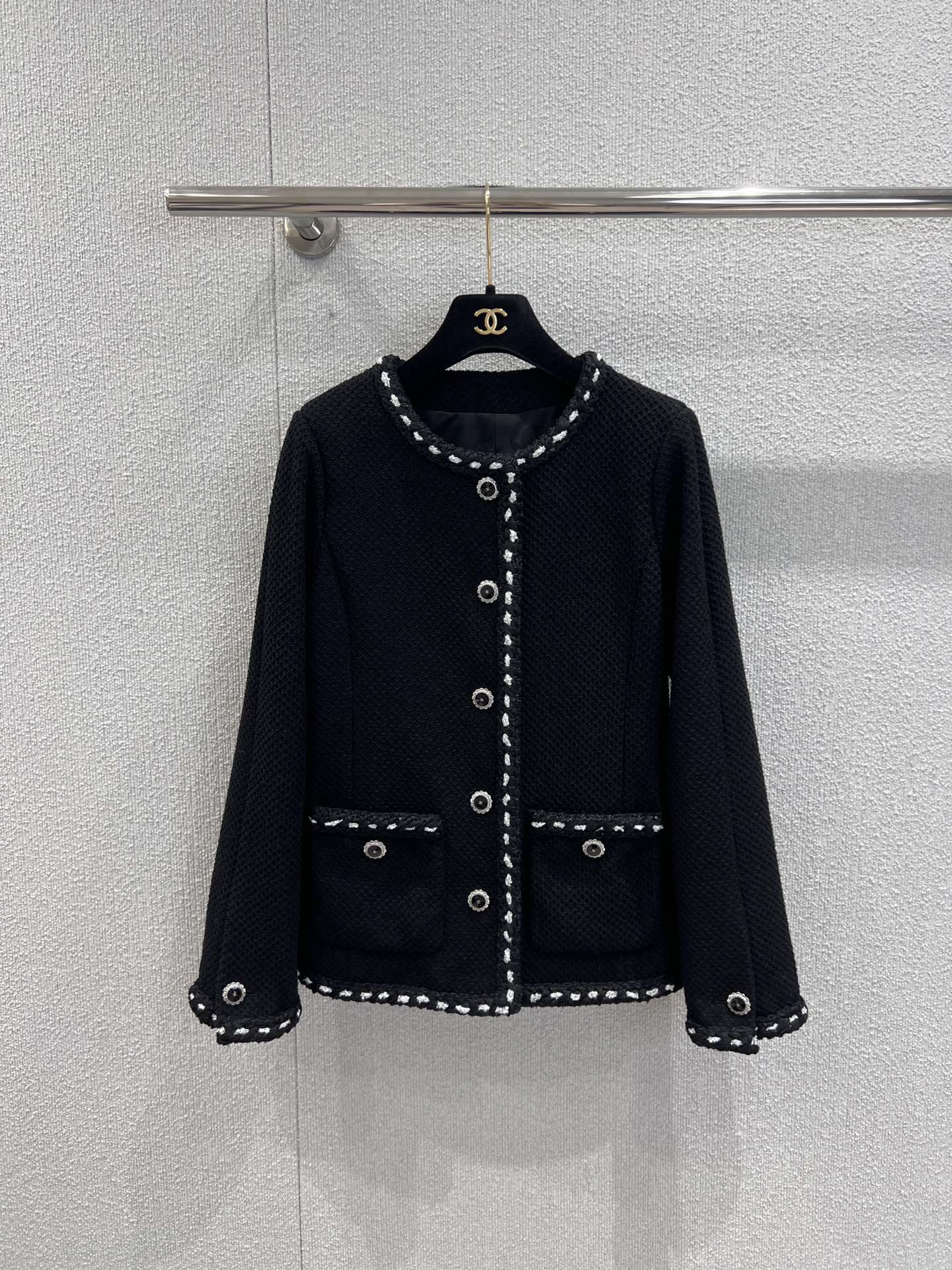 NO:687647,Supports exchange Cha*el 26C high-end handmade workshop series piped two-pocket single-breasted tweed jacket丨Exclusively developed by yb!  High quality production!  Made of iconic tweed fabric, the texture of the fabric is full of texture, and it has a retro luxury atmosphere. The classic round neck design is matched with exquisite piping decoration, the single row of metal buttons and the double pocket details echo each other, integrating the exquisite craftsmanship of the handicraft workshop into every detail; the loose version is not flattering on the body shape,  Both black and white are versatile and classic, and can be paired with dresses, jeans or skirts, easily switching between elegant socialite and casual casual styles. It is a collection-level item in the wardrobe that is both textured and practical. Available now in S/M/L, real shot details, skirts, jackets  & coats,19860909支持换款 Cha*el 26C高级手工坊系列 滚边两口袋单排扣粗花呢外套丨独家yb开发！高版出品！标志性的粗花呢面料打造,肌理感十足的织物质感,自带复古奢华氛围.经典圆领设计搭配精致滚边装饰,单排金属纽扣与双口袋细节相互呼应,将手工坊的精湛工艺融入每一处细节；宽松的版型不挑身形,黑白双色皆为百搭经典,可搭配连衣裙、牛仔装或半身裙,轻松切换优雅名媛与随性休闲风格,是衣橱中兼具质感与实穿性的典藏级单品.现货发售S/M/L实拍细节图,,skirts,jackets & coats,,Women's clothing