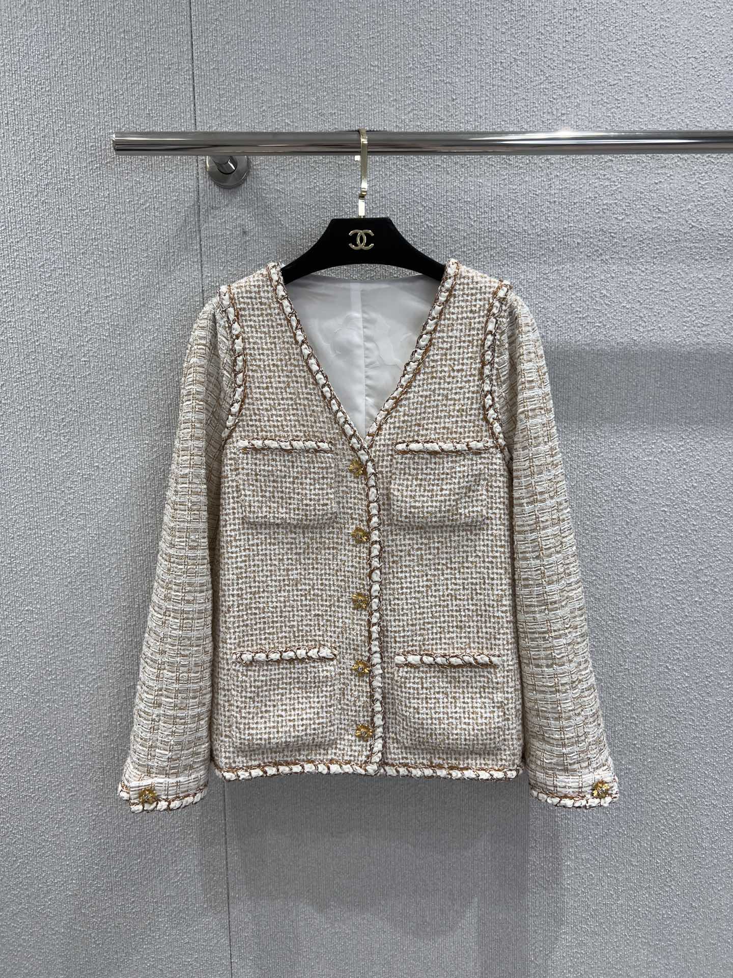 NO:687651,Supports exchange Cha*el 26C Advanced Handicraft Workshop Series V-neck Tweed Jacket | Exclusively developed by yb!  High quality production!  Made of tweed fabric intertwined with rice and gold, the delicate woven texture is combined with the luster of gilded threads, giving it a noble atmosphere. The classic V-neck design elongates the neck line, and the single row of metal buttons and double pocket details echo the brand's craftsmanship. The raw edge treatment adds a casual texture; the loose fit is suitable for a variety of body shapes.  The shape can be paired with dresses, denim or velvet trousers. Whether it is exquisite lady style or casual mix and match style, it can be easily controlled. It is an iconic item in the 26C series that has both collection value and practical wearability. Ready stock S/M/L real shot details, skirts, jackets  & coats,jackets & coats,19860909支持换款 Cha*el 26C高级手工坊系列 V领粗花呢夹克外套丨独家yb开发！高版出品！以米金交织的粗花呢面料打造,细腻的编织肌理糅合鎏金丝线光泽,自带贵气氛围感.经典V领设计拉长颈部线条,单排金属纽扣与双口袋细节呼应品牌匠艺,边缘毛边处理更添随性质感；宽松的版型适配多种身形,可搭配连衣裙、牛仔装或丝绒裤装,无论是精致名媛风还是休闲混搭风都能轻松驾驭,是26C系列中兼具典藏价值与实穿性的标志性单品.现货发售S/M/L实拍细节图,,skirts,jackets & coats,jackets & coats,,Women's clothing