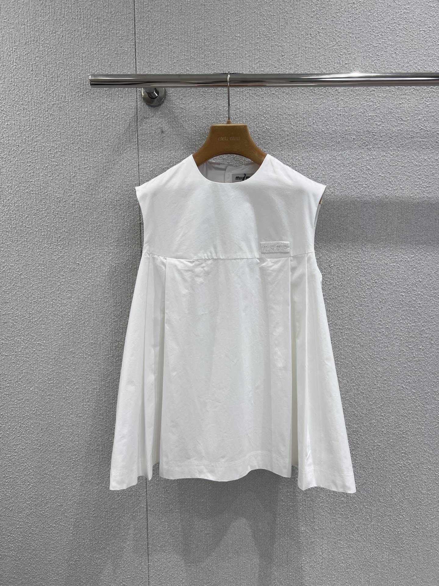 NO:687655,Support exchange Miumi* 26Ss early spring new imported pure cotton poplin composite sleeveless white vest丨Exclusively developed by yb!  Top quality production!  Made of imported pure cotton poplin composite fabric, it has both crisp texture and soft skin feel. The white tone is clean and transparent, which perfectly fits the light atmosphere of early spring. The sleeveless cut is neat and elegant, the loose silhouette accommodates various body shapes, and has a lazy and casual Miu tone; the three-dimensional splicing and simple pressed line design of the body  , outlines the architectural aesthetics in the details, breaking the monotony of basic models. It can be worn alone to create a casual street style, or it can be layered with shirts and sweaters to unlock multi-layered outfits. It is a versatile finishing touch in the early spring wardrobe. Ready-made S/M/L real shot details,, miumiu, shirts,19860909支持换款 Miumi* 26Ss早春新款 进口纯棉府绸复合无袖白色背心丨独家yb开发！顶级高版出品！采用进口纯棉府绸复合面料打造,挺括质感与柔软肤感兼具,白色调干净通透,完美契合早春的轻盈氛围.无袖剪裁利落大气,宽松廓形包容各种身形,自带慵懒随性的Miu系腔调；衣身的立体拼接与简约压线设计,在细节处勾勒出建筑感美学,打破基础款的单调.可单穿打造随性街头风,也能叠搭衬衫、针织衫解锁多层次穿搭,是早春衣橱里的百搭点睛之选.现货发售S/M/L实拍细节图,,miumiu,shirts,,Women's clothing
