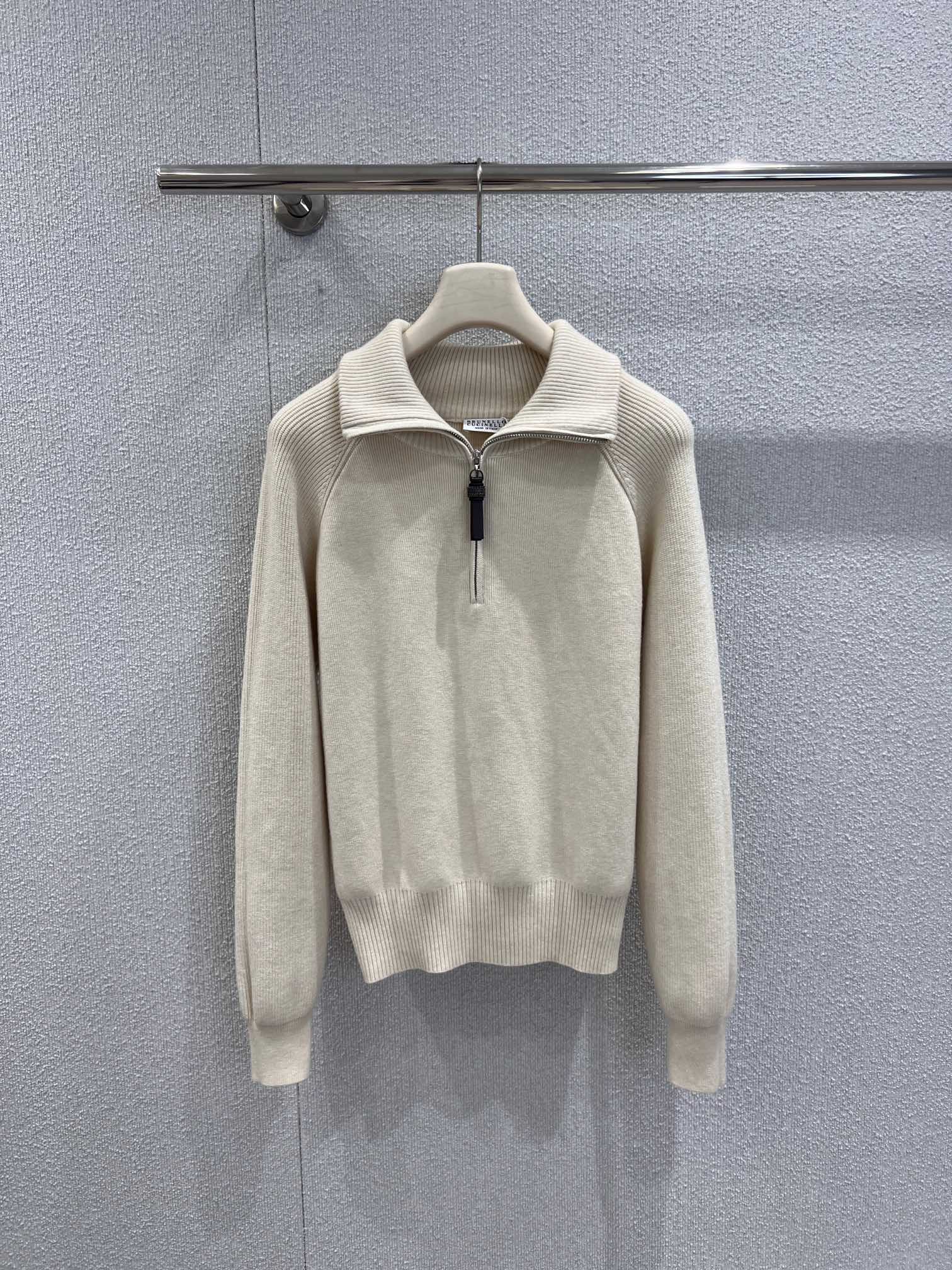 NO:694133,Support exchange Brunello Cu*inelli 26Ss early spring new half-zip lapel Tencel wool sweater丨Exclusive high-end version!  It is made of Tencel wool blended fabric. The smooth Tencel neutralizes the softness of wool, creating a delicate and skin-friendly touch. The two-tone off-white and brown are simple and high-end, perfect for the light style of early spring. The half-zip lapel is neatly cut, and the metal zipper head is embellished with exquisite details. The opening of the collar can be freely adjusted to create different looks; raglan sleeve design  Fits the shoulder line, the loose micro-profile accommodates various body shapes, and has a lazy Italian sense of relaxation. The ribbed cuffs and hem outline neat lines, and can be worn with suspenders to create a layered layering effect. It can be worn alone to interpret the simple and casual style. It is a versatile item in the early spring wardrobe that has both texture and practicality. Ready-made S/M/L real shot details, brunello  cucinelli,19860909支持换款 Brunello Cu*inelli 26Ss早春新款 半拉链翻领天丝羊毛针织衫丨独家高版出品！甄选天丝羊毛混纺面料打造,柔滑的天丝中和羊毛的软糯,形成细腻亲肤的触感,米白与咖棕双色调简约高级,完美适配早春的轻盈穿搭氛围.半拉链翻领剪裁利落大气,金属拉链头点缀出精致细节,可自由调节领口开合度,打造不同的穿搭造型；插肩袖设计贴合肩线,宽松微廓形包容各种身形,自带慵懒的意式松弛感.罗纹收边的袖口与下摆勾勒出利落线条,可内搭吊带打造叠穿层次感,单穿又能诠释简约休闲风,是早春衣橱里兼具质感与实穿性的百搭单品.现货发售S/M/L实拍细节图,,brunello cucinelli,,Women's clothing