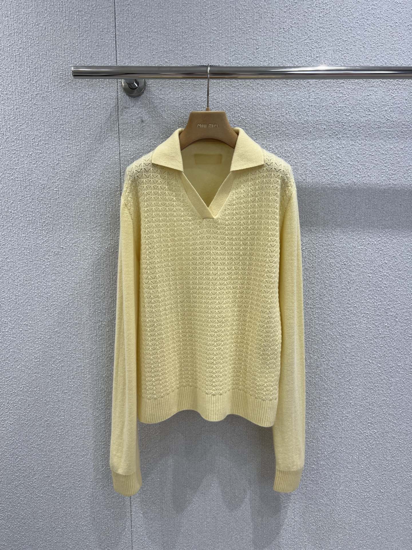 NO:694122,Support exchange Miumi* 26Ss early spring new style hollow lapel knitted polo shirt丨Exclusively developed by yb!  High quality production!  Made of fine wool and cashmere blended fabrics, it has a soft and skin-friendly touch and is light and breathable. The two-tone cherry blossom pink and bright yellow are fresh and smart, and perfectly fit the romantic atmosphere of early spring. The classic lapel cut is neat and elegant, and the V-shaped neckline modifies the neck line, with a sweet and cool Miu style accent; the heavy-duty hollow jacquard craftsmanship on the body creates an exquisite rhombus texture.  , the hazy sense of perspective adds soft details, and the loose micro-profile accommodates various body shapes. Pair it with denim wide-leg pants to create a casual casual style, and pair it with a black skirt to unlock the elegant French style. It is a treasure item in the early spring wardrobe that has both design and practicality. Ready-made S/M/L real shot details,, miumiu, skirts,19860909支持换款 Miumi* 26Ss早春新款 镂空翻领针织polo衫丨独家yb开发！高版出品！甄选细腻羊毛羊绒混纺面料打造,软糯亲肤的触感兼具轻盈透气性,樱花粉与嫩黄双色调清新灵动,完美契合早春的浪漫氛围.经典翻领剪裁利落大气,V字领口修饰颈部线条,自带甜酷的Miu系腔调；衣身重工镂空提花工艺打造出精致的菱格纹理,朦胧的透视感增添柔美细节,宽松微廓形包容各种身形.搭配牛仔阔腿裤可打造随性休闲风,配黑色半身裙又能解锁优雅法式格调,是早春衣橱里兼具设计感与实穿性的宝藏单品.现货发售S/M/L实拍细节图,,miumiu,skirts,,Women's clothing