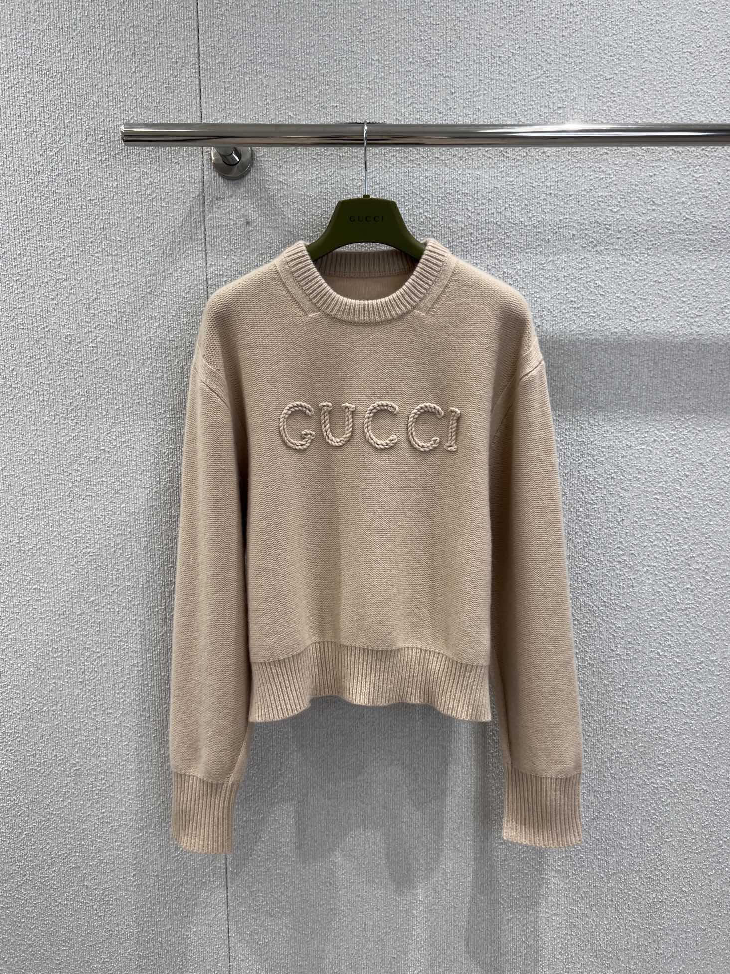 NO:687661,Support exchange Gucc* 25Fw new autumn and winter milk tea color wool cashmere embroidered knitted sweater丨Exclusively developed by yb!  Top quality production!  Selected wool and cashmere blended fabrics, soft and skin-friendly, both warm and breathable. The milk tea color is gentle and elegant, perfect for the lazy atmosphere of autumn and winter. The classic round neck cut is neat and elegant, and the loose shoulder silhouette accommodates various body shapes, with a casual Italian accent; the three-dimensional embroidered letter logo on the body is made with the same color knotting process.  The details highlight the brand recognition and break the monotony of basic styles. Pair it with denim wide-leg pants to create a casual street style, and pair it with a leather skirt to interpret retro elegance. It is a versatile item that combines texture and practicality in the autumn and winter wardrobe. Ready-made S/M/L real shot details, gucci, skirts, sweaters,19860909支持换款 Gucc* 25Fw秋冬新款 奶茶色羊毛羊绒刺绣针织毛衣丨独家yb开发！顶级高版出品！精选羊毛羊绒混纺面料,软糯亲肤的触感兼具保暖性与透气性,奶茶色调温柔雅致,完美适配秋冬的慵懒氛围.经典圆领剪裁利落大方,宽松落肩廓形包容各种身形,自带随性的意式腔调；衣身立体刺绣字母标识,采用同色系绳结工艺打造,在细节处彰显品牌辨识度,打破基础款的单调.搭配牛仔阔腿裤可打造休闲街头风,配皮质半裙又能诠释复古优雅,是秋冬衣橱里兼具质感与实穿性的百搭单品.现货发售S/M/L实拍细节图,,gucci,skirts,sweaters,,Women's clothing