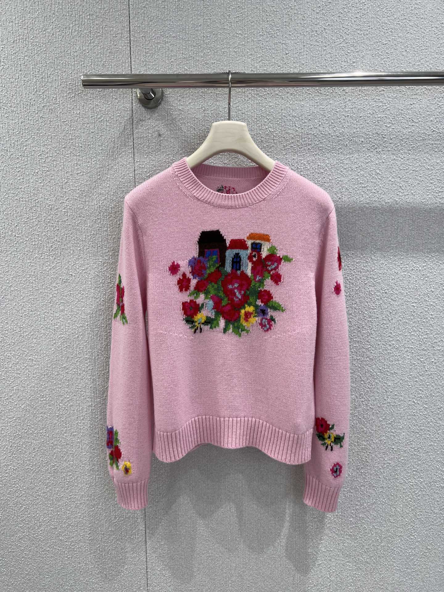 NO:687664,Support exchange ERD*S 25Fw new autumn and winter three-dimensional jacquard round neck knitted sweater丨Exclusive high-end version!  Made of iconic high-quality cashmere and wool blended fabrics, it has a soft and skin-friendly touch with warmth and delicate texture. The two main colors of macaron blue and cherry blossom pink are fresh and smart, breaking the dull atmosphere of autumn and winter. The classic round neck tailoring fits the neck line, and the loose micro-profile accommodates various body shapes, with a lazy and casual sense; the body uses heavy three-dimensional jacquard technology to combine the flower clusters with the childlike charm of the cabin.  The pattern is vividly presented, and the flower embroidery details scattered on the cuffs echo the theme, injecting a romantic artistic atmosphere into the whole. Paired with denim wide-leg pants, it can create a casual daily style, and paired with a leather skirt, it can also interpret a gentle French style. It is a treasure item in the autumn and winter wardrobe that has both design and practicality. Ready-made S/M/L real shot details, skirts, sweaters,19860909支持换款 ERD*S 25Fw秋冬新款 立体提花圆领针织毛衣丨独家高版出品！标志性的优质羊绒羊毛混纺面料打造,软糯亲肤的触感兼具保暖性与细腻质感,马卡龙蓝与樱花粉两大色调清新灵动,打破秋冬的沉闷氛围.经典圆领剪裁贴合颈部线条,宽松微廓形包容各种身形,自带慵懒随性的松弛感；衣身采用重工立体提花工艺,将花簇与小屋的童趣图案生动呈现,袖口散落的花朵刺绣细节呼应主题,为整体注入浪漫的艺术气息.搭配牛仔阔腿裤可打造休闲日常风,配皮质半裙又能诠释温柔法式格调,是秋冬衣橱里兼具设计感与实穿性的宝藏单品.现货发售S/M/L实拍细节图,,skirts,sweaters,,Women's clothing