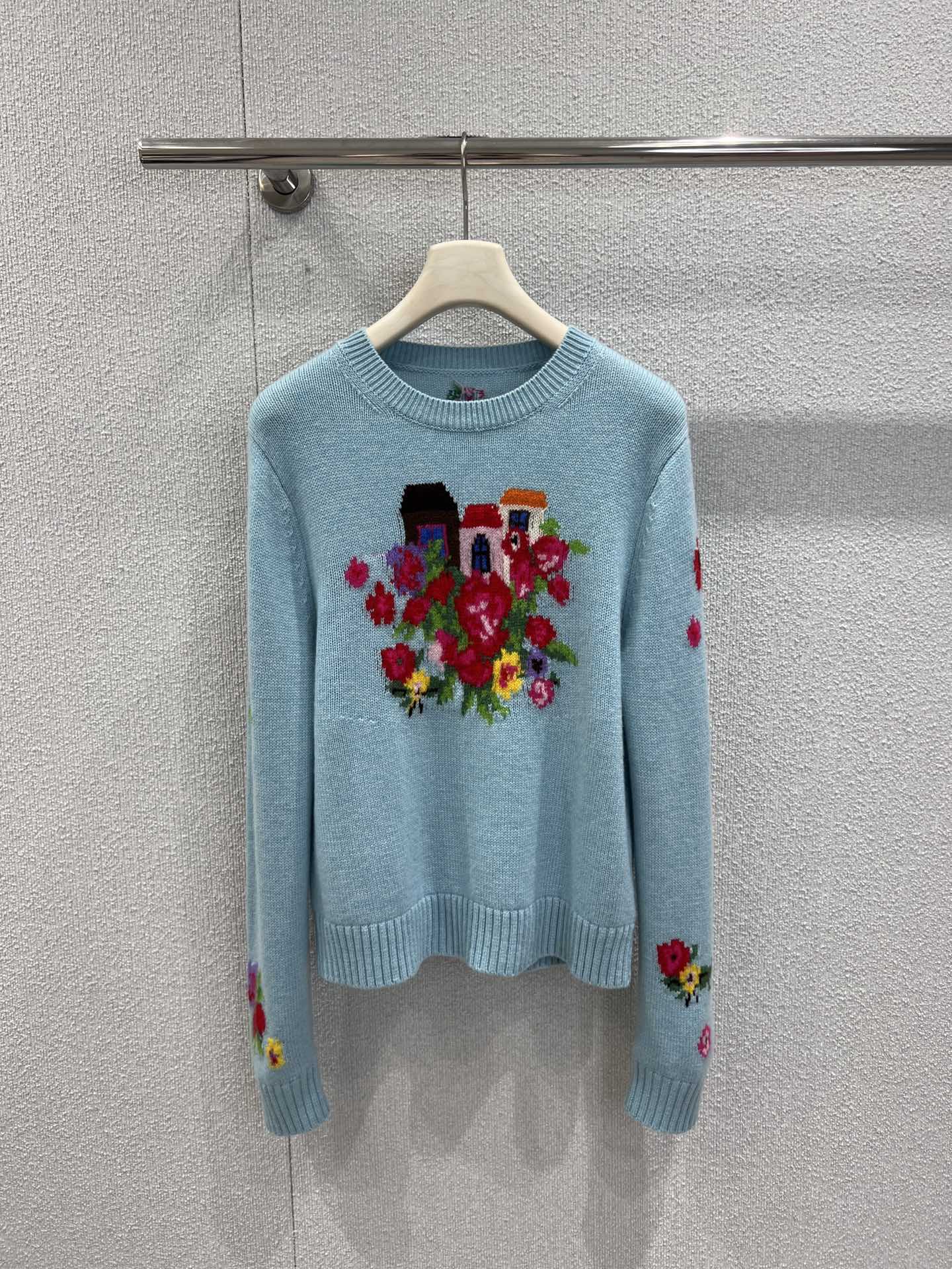 NO:687662,Support exchange ERD*S 25Fw new autumn and winter three-dimensional jacquard round neck knitted sweater丨Exclusive high-end version!  Made of iconic high-quality cashmere and wool blended fabrics, it has a soft and skin-friendly touch with warmth and delicate texture. The two main colors of macaron blue and cherry blossom pink are fresh and smart, breaking the dull atmosphere of autumn and winter. The classic round neck tailoring fits the neck line, and the loose micro-profile accommodates various body shapes, with a lazy and casual sense; the body uses heavy three-dimensional jacquard technology to combine the flower clusters with the childlike charm of the cabin.  The pattern is vividly presented, and the flower embroidery details scattered on the cuffs echo the theme, injecting a romantic artistic atmosphere into the whole. Paired with denim wide-leg pants, it can create a casual daily style, and paired with a leather skirt, it can also interpret a gentle French style. It is a treasure item in the autumn and winter wardrobe that has both design and practicality. Ready-made S/M/L real shot details, skirts, sweaters,19860909支持换款 ERD*S 25Fw秋冬新款 立体提花圆领针织毛衣丨独家高版出品！标志性的优质羊绒羊毛混纺面料打造,软糯亲肤的触感兼具保暖性与细腻质感,马卡龙蓝与樱花粉两大色调清新灵动,打破秋冬的沉闷氛围.经典圆领剪裁贴合颈部线条,宽松微廓形包容各种身形,自带慵懒随性的松弛感；衣身采用重工立体提花工艺,将花簇与小屋的童趣图案生动呈现,袖口散落的花朵刺绣细节呼应主题,为整体注入浪漫的艺术气息.搭配牛仔阔腿裤可打造休闲日常风,配皮质半裙又能诠释温柔法式格调,是秋冬衣橱里兼具设计感与实穿性的宝藏单品.现货发售S/M/L实拍细节图,,skirts,sweaters,,Women's clothing