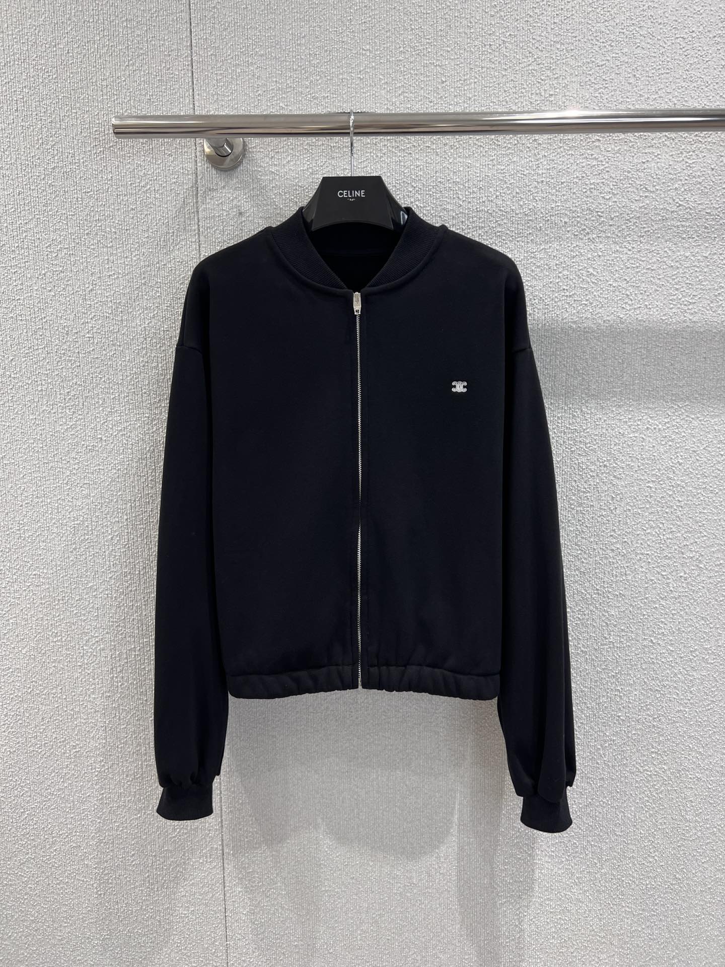 NO:687665,Supports exchange Celi*e 26Ss early spring new Arc de Triomphe sports and leisure jacket丨exclusively developed by yb!  Top quality production!  Made of high-density cotton air-layer fabric, it has a crisp texture and a soft skin feel. The black tone is simple and versatile, which perfectly fits the casual dressing atmosphere of early spring. The classic baseball collar is neat and elegant, and the loose shoulder silhouette accommodates various body shapes, with a lazy and relaxed feeling; the silver Arc de Triomphe embroidered logo on the left side of the body highlights the brand recognition in the details, creating a  It breaks the monotony of the basic model. The zipper closure design makes it easy to put on and take off, and the ribbed cuffs and hem outline neat lines. It can be worn with a sweater to create a gentle casual style, and a plaid shirt can be layered to unlock the retro street feel. It is a versatile finishing touch in the early spring wardrobe. Ready-made S/M/L real shot details, celine, jackets  & coats,shirts,19860909支持换款 Celi*e 26Ss早春新款 凯旋门运动休闲外套丨独家yb开发！顶级高版出品！甄选高密棉质空气层面料打造,挺括的质感兼具柔软肤感,黑色调简约百搭,完美契合早春的随性穿搭氛围.经典棒球领剪裁利落大气,宽松落肩廓形包容各种身形,自带慵懒的松弛感；衣身左侧的银色凯旋门刺绣标识,在细节处彰显品牌辨识度,打破基础款的单调.拉链开合设计穿脱便捷,罗纹收边的袖口与下摆勾勒出利落线条.可内搭针织衫打造温柔休闲风,叠穿格纹衬衫又能解锁复古街头感,是早春衣橱里的百搭点睛之选.现货发售S/M/L实拍细节图,,celine,jackets & coats,shirts,,Women's clothing