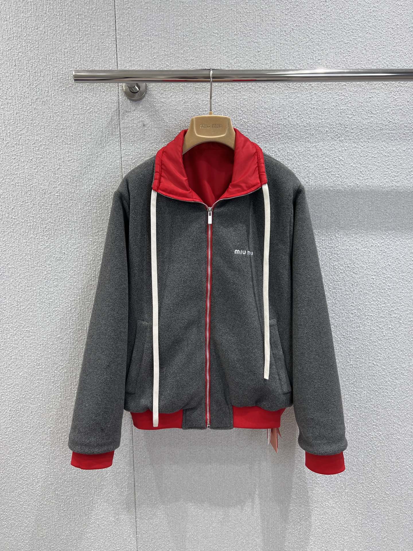 NO:696133,Supports exchange Miumi*25Fw new autumn and winter letter embroidery casual loose reversible lapel jacket丨Exclusively developed by yb!  Top quality production!  The classic contrast of red and gray, one side is matte burgundy satin, neat and flamboyant; the other side is soft, skin-friendly charcoal gray polar fleece, gentle and lazy, unlocking two styles in one piece. The loose oversize version is super friendly to all body types, and the lapel with drawstring design adds a bit of casual and sexy. The miu letter embroidery on the chest is low-key and eye-catching, and the details  The brand style is displayed everywhere. Whether worn with a short skirt for a sweet and cool girl style, or paired with jeans for a casual everyday feel, this double-sided jacket can be easily held in place. It is a versatile item in the autumn and winter wardrobe ~ Ready stock S/M/L real shot details, miumiu, versace, skirts, jeans, jackets  & coats,jackets & coats,19860909支持换款 Miumi*25Fw秋冬新款 字母刺绣休闲宽松两面可穿翻领夹克外套丨独家yb开发！顶级高版出品！红与灰的经典撞色,一面是哑光质感的酒红缎面,利落又张扬；一面是软糯亲肤的炭灰摇粒绒,温柔又慵懒,一件解锁两种风格.宽松的oversize版型对各种身材都超友好,翻领搭配抽绳设计添了几分休闲随性感,胸口的miu字母刺绣低调又点睛,细节处尽显品牌格调.无论是搭短裙走甜酷辣妹风,还是配牛仔裤打造休闲日常感,这件双面夹克都能轻松hold住,是秋冬衣橱里的百搭王炸单品～现货发售S/M/L实拍细节图,,miumiu,versace,skirts,jeans,jackets & coats,jackets & coats,,Women's clothing