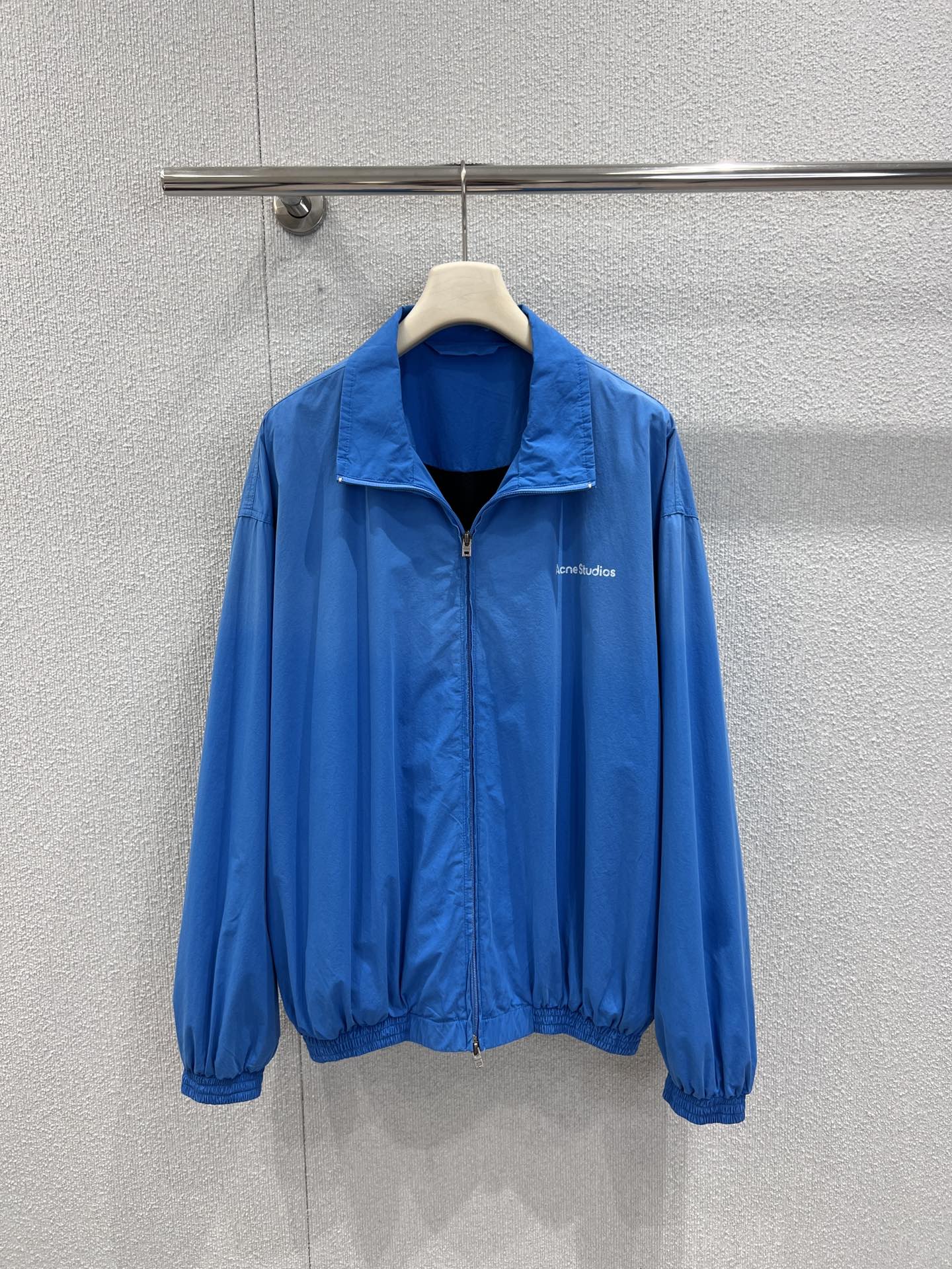 NO:694103,Support exchange Acne Studi*s 26Ss early spring new style old letter 1996 printed zipper jacket丨Exclusive high-end version!  Made of light and wrinkle-resistant nylon fabric, it has a smooth texture and is windproof. The main color of electric blue is eye-catching, breaking the boring feeling of early spring wear. The classic stand-up collar is neat and elegant, and the loose shoulder silhouette accommodates various body shapes, with a casual Nordic street style. The minimalist brand letter printing on the front of the body is low-key and exquisite, and the old-textured lettering on the back is printed with retro distressing.  The art creates a mottled sense of time and becomes the overall visual focus. The zipper closure design is easy to put on and take off, and the ribbed cuffs and hem outline neat lines. It can be worn with a white T to create a simple and casual style. The layered sweatshirt can also unlock the sense of high street layering. It is a versatile item in the early spring wardrobe that has both design and practicality. Ready-made S/M/L real shot details, Acne  studios,hoodie,sweatshirts,jackets & coats,jackets & coats,19860909支持换款 Acne Studi*s 26Ss早春新款 做旧字母1996印花拉链夹克外套丨独家高版出品！采用轻薄抗皱的尼龙面料打造,柔滑的质感兼具防风性,电光蓝主调亮眼吸睛,打破早春穿搭的沉闷感.经典立领剪裁利落大气,宽松落肩廓形包容各种身形,自带北欧街头的随性腔调；衣身正面的极简品牌字母印花低调精致,后背做旧质感的字样印花,以复古做旧工艺营造出斑驳的岁月感,成为整体的视觉焦点.拉链开合设计穿脱便捷,罗纹收边的袖口与下摆勾勒出利落线条,可内搭白T打造简约休闲风,叠穿卫衣又能解锁高街层次感,是早春衣橱里兼具设计感与实穿性的百搭单品.现货发售S/M/L实拍细节图,,acne studios,hoodie,sweatshirts,jackets & coats,jackets & coats,,Women's clothing