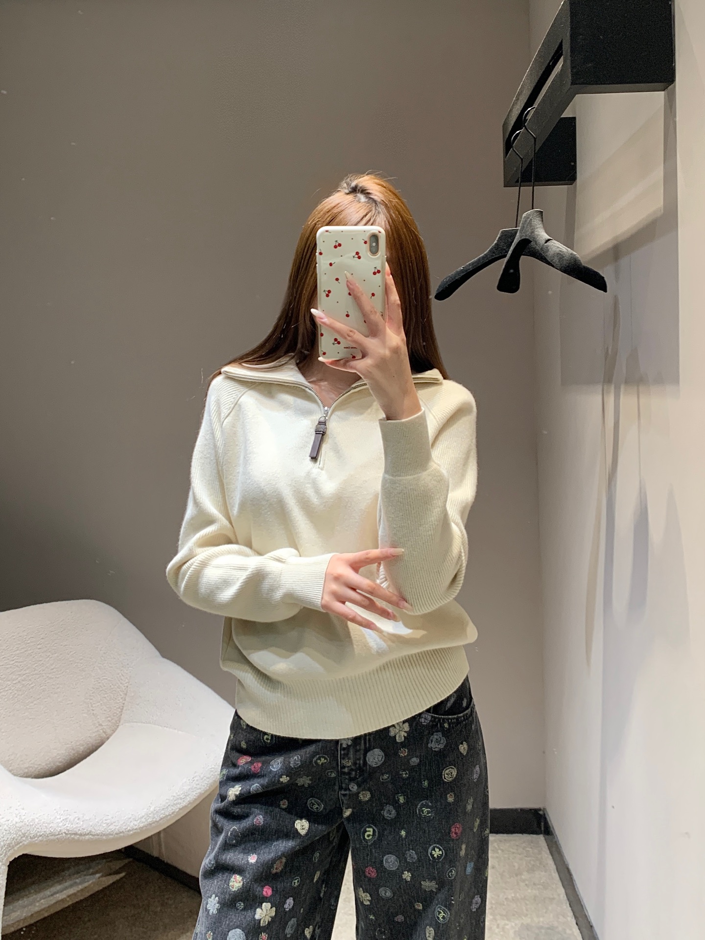 NO:694138,Brunello Cu*inelli 26Ss new early spring half-zip lapel Tencel wool sweater丨Exclusive high-end version!  It is made of Tencel wool blended fabric. The smooth Tencel neutralizes the softness of wool, creating a delicate and skin-friendly touch. The two-tone off-white and brown are simple and high-end, perfect for the light style of early spring. The half-zip lapel is neatly cut, and the metal zipper pull is embellished with exquisite details. The opening of the collar can be freely adjusted to create different looks; raglan sleeves  The design fits the shoulder line, and the loose micro-profile accommodates various body shapes, with a lazy Italian sense of relaxation. The ribbed cuffs and hem outline neat lines, and can be worn with suspenders to create a layered layering effect. It can be worn alone to interpret a simple and casual style. It is a versatile item in the early spring wardrobe that has both texture and practicality. Available now in S/M/L,, brunello  cucinelli,19860909Brunello Cu*inelli 26Ss早春新款 半拉链翻领天丝羊毛针织衫丨独家高版出品！甄选天丝羊毛混纺面料打造,柔滑的天丝中和羊毛的软糯,形成细腻亲肤的触感,米白与咖棕双色调简约高级,完美适配早春的轻盈穿搭氛围.半拉链翻领剪裁利落大气,金属拉链头点缀出精致细节,可自由调节领口开合度,打造不同的穿搭造型；插肩袖设计贴合肩线,宽松微廓形包容各种身形,自带慵懒的意式松弛感.罗纹收边的袖口与下摆勾勒出利落线条,可内搭吊带打造叠穿层次感,单穿又能诠释简约休闲风,是早春衣橱里兼具质感与实穿性的百搭单品.现货发售S/M/L,,brunello cucinelli,,Women's clothing