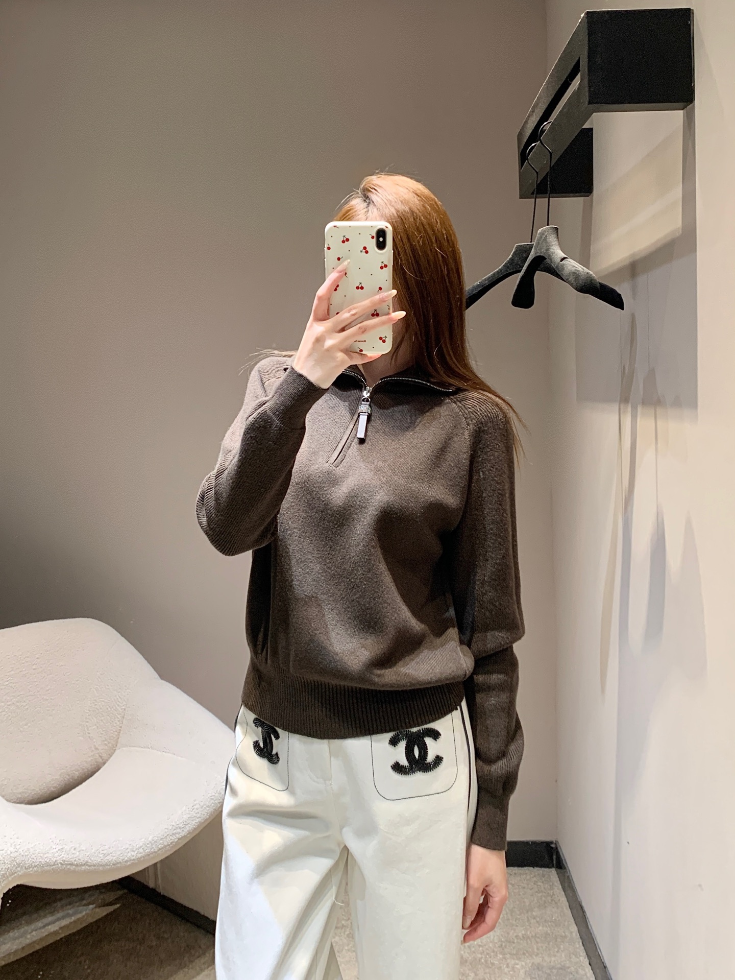 NO:694126,Brunello Cu*inelli 26Ss new early spring half-zip lapel Tencel wool sweater丨Exclusive high-end version!  It is made of Tencel wool blended fabric. The smooth Tencel neutralizes the softness of wool, creating a delicate and skin-friendly touch. The two-tone off-white and brown are simple and high-end, perfect for the light style of early spring. The half-zip lapel is neatly cut, and the metal zipper pull is embellished with exquisite details. The opening of the collar can be freely adjusted to create different looks; raglan sleeves  The design fits the shoulder line, and the loose micro-profile accommodates various body shapes, with a lazy Italian sense of relaxation. The ribbed cuffs and hem outline neat lines, and can be worn with suspenders to create a layered layering effect. It can be worn alone to interpret a simple and casual style. It is a versatile item in the early spring wardrobe that has both texture and practicality. Available now in S/M/L,, brunello  cucinelli,19860909Brunello Cu*inelli 26Ss早春新款 半拉链翻领天丝羊毛针织衫丨独家高版出品！甄选天丝羊毛混纺面料打造,柔滑的天丝中和羊毛的软糯,形成细腻亲肤的触感,米白与咖棕双色调简约高级,完美适配早春的轻盈穿搭氛围.半拉链翻领剪裁利落大气,金属拉链头点缀出精致细节,可自由调节领口开合度,打造不同的穿搭造型；插肩袖设计贴合肩线,宽松微廓形包容各种身形,自带慵懒的意式松弛感.罗纹收边的袖口与下摆勾勒出利落线条,可内搭吊带打造叠穿层次感,单穿又能诠释简约休闲风,是早春衣橱里兼具质感与实穿性的百搭单品.现货发售S/M/L,,brunello cucinelli,,Women's clothing