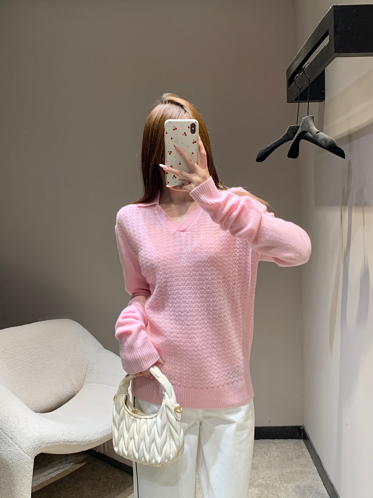 NO:694115,Miumi* 26Ss early spring new style hollow lapel knitted polo shirt | Exclusively developed by yb!  High quality production!  Made of fine wool and cashmere blended fabrics, it has a soft and skin-friendly touch and is light and breathable. The cherry blossom pink and bright yellow two-tone colors are fresh and smart, and perfectly fit the romantic atmosphere of early spring. The classic lapel tailoring is neat and elegant, and the V-shaped neckline modifies the neck line, with a sweet and cool Miu style accent; the heavy-duty hollow jacquard craftsmanship on the body creates a delicate rhombus  The plaid texture, hazy perspective adds soft details, and the loose micro-profile accommodates various body shapes. Pair it with denim wide-leg pants to create a casual casual style, and pair it with a black skirt to unlock the elegant French style. It is a treasure item in the early spring wardrobe that has both design and practicality. Available now in S/M/L,, miumiu, skirts,19860909Miumi* 26Ss早春新款 镂空翻领针织polo衫丨独家yb开发！高版出品！甄选细腻羊毛羊绒混纺面料打造,软糯亲肤的触感兼具轻盈透气性,樱花粉与嫩黄双色调清新灵动,完美契合早春的浪漫氛围.经典翻领剪裁利落大气,V字领口修饰颈部线条,自带甜酷的Miu系腔调；衣身重工镂空提花工艺打造出精致的菱格纹理,朦胧的透视感增添柔美细节,宽松微廓形包容各种身形.搭配牛仔阔腿裤可打造随性休闲风,配黑色半身裙又能解锁优雅法式格调,是早春衣橱里兼具设计感与实穿性的宝藏单品.现货发售S/M/L,,miumiu,skirts,,Women's clothing