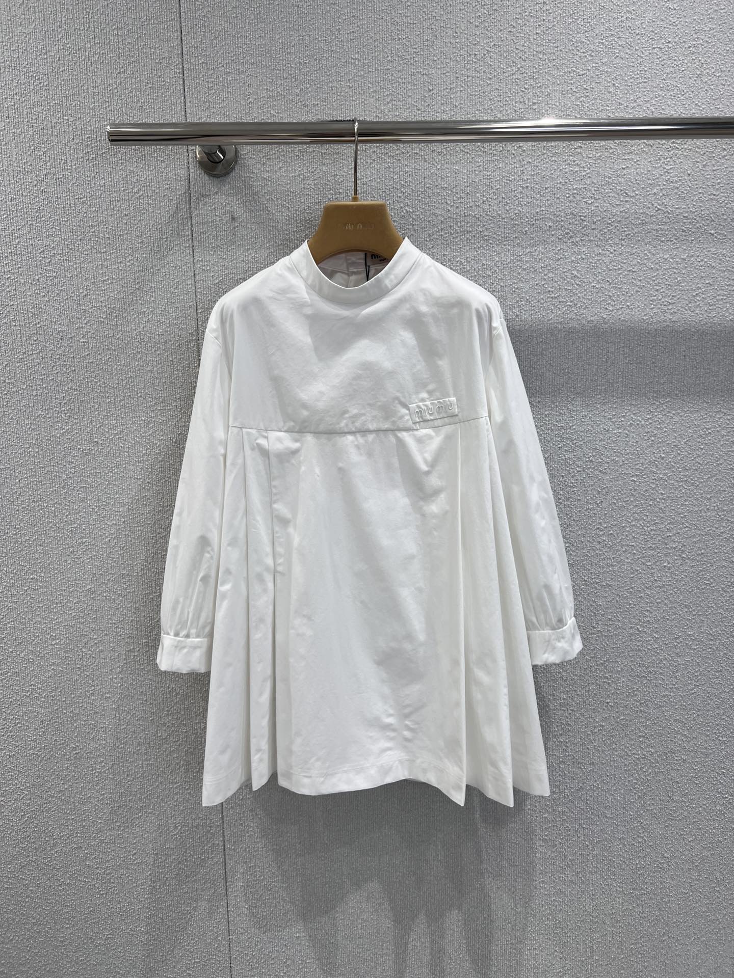 NO:694155,Support exchange Miumi* 26Ss early spring new imported pure cotton poplin composite three-quarter sleeve top丨Exclusively developed by yb!  High quality production!  It is made of imported pure cotton poplin composite fabric. It has a crisp texture and soft skin feel. The pure white color is neat and transparent, which perfectly fits the light dressing atmosphere of early spring. The stand-up collar is simple and elegant, and the loose baby doll silhouette accommodates various body shapes. It has a sweet and cool Miu accent; the three-dimensional splicing and pressed line design of the body outline the architectural aesthetics.  , the length of the three-quarter sleeves exposes the details around the wrists, breaking the monotony of the basic style. Pair it with denim wide-leg pants to create a casual street style, and layer it with a lace skirt to unlock a romantic girly feel. It is a versatile finishing touch in the early spring wardrobe that combines design and practicality. Ready-made S/M/L real shot details,, miumiu, skirts,19860909支持换款 Miumi* 26Ss早春新款 进口纯棉府绸复合七分袖上衣丨独家yb开发！高版出品！甄选进口纯棉府绸复合面料打造,挺括的质感兼具柔软肤感,纯净白色调利落通透,完美契合早春的轻盈穿搭氛围.立领剪裁简约大气,宽松的娃娃衫廓形包容各种身形,自带甜酷的Miu系腔调；衣身立体拼接与压线设计勾勒出建筑感美学,七分袖长度露出腕间细节,打破基础款的单调.搭配牛仔阔腿裤可打造随性街头风,叠穿蕾丝半裙又能解锁浪漫少女感,是早春衣橱里兼具设计感与实穿性的百搭点睛之选.现货发售S/M/L实拍细节图,,miumiu,skirts,,Women's clothing