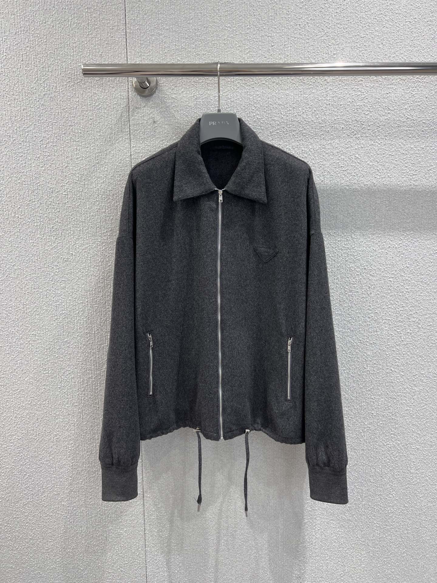 NO:694180,Supports exchange Prad* 25Fw new autumn and winter zipper lapel drawstring wool cashmere jacket丨Exclusively developed by yb!  High quality production!  The lapel zipper design neatly outlines the lines of the shoulders and neck, and the drawstring details add a casual sense of relaxation. The wool and cashmere blended fabric is light-weight, with a soft and waxy touch that meets the warmth of autumn and winter. The triangle logo is concealed on the body, low-key highlighting the brand style. It can be worn alone or layered to unlock a variety of styles for high-end commuting and daily leisure. Ready-made S/M/L real shot details, prada, jackets & coats,19860909支持换款 Prad* 25Fw秋冬新款 拉链翻领抽绳羊毛羊绒外套丨独家yb开发！高版出品！翻领拉链设计利落勾勒肩颈线条,抽绳细节揉入随性松弛感.羊毛羊绒混纺面料轻裹身型,软糯触感邂逅秋冬暖意,三角徽标暗缀衣身,低调彰显品牌格调,单穿叠搭皆能解锁高阶通勤与日常休闲的多元穿搭范式.现货发售S/M/L实拍细节图,,prada,jackets & coats,,Women's clothing