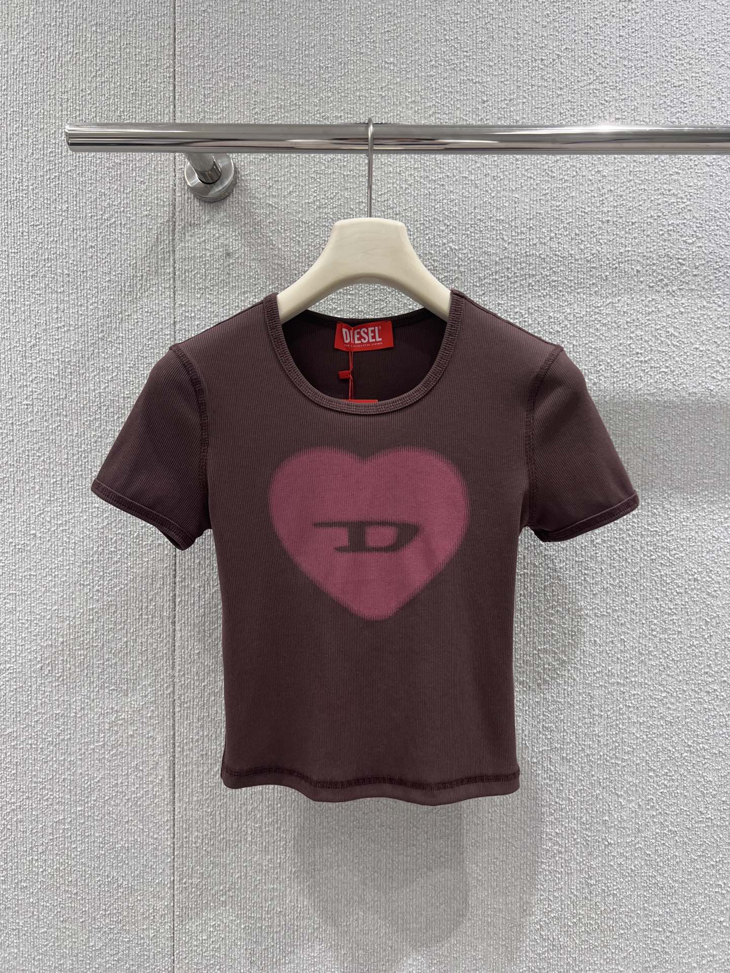 NO:694192,Support exchange Dies*l 26Ss early spring new love D logo printed short-sleeved T-shirt丨Exclusive high-end version!  The soft and glutinous striped knitted fabric fits the body shape, and the short cut neatly outlines the waistline. The gradient love print contrasts with the brand D logo, and the sweet girl style is cleverly combined with the street feel. Pink/coffee/off-white multi-color options are available. You can wear it alone with denim or layered with a jacket to achieve the casual hot girl style in early spring. Available in stock S/M/L real shot details, jackets & coats, T-shirt, tees, t-shirt,19860909支持换款 Dies*l 26Ss早春新款 爱心D标印花短袖T恤丨独家高版出品！软糯坑条针织面料贴合身形,短款剪裁利落勾勒腰线.渐变爱心印花撞色品牌D标,甜妹风与街头感巧妙融合,粉/咖/米白多色可选,单穿搭牛仔、叠穿配外套都能拿捏早春随性辣妹范.现货发售S/M/L实拍细节,,jackets & coats,T-shirt,tees，t-shirt,,Women's clothing