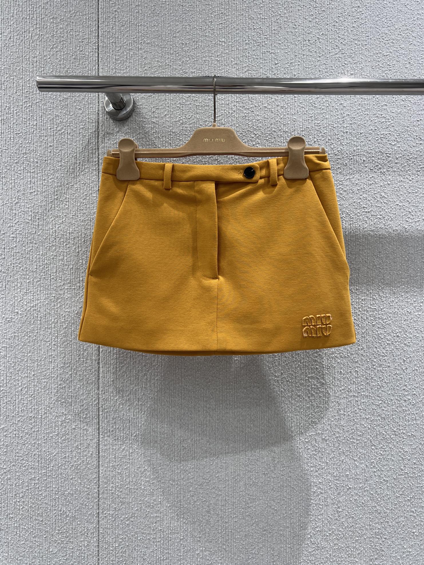 NO:694366,Support exchange Miu Mi* 26SS early spring new style mid-low waist logo mini skirt丨Exclusively developed by yb!  Top quality production!  The warm ginger tones brighten the spring look, the mid-low waist cut outlines the neat waistline, and the short silhouette gives off a smart and girly look. The delicate fabric is crisp and stylish, and the brand logo is low-key embellished on the side, integrating sweet, cool and light luxury style into daily life. Wearing a knitted cardigan is a gentle way  It has a sense of style, and can be paired with a casual sweatshirt to unlock the casual street style. It is the finishing touch for early spring. Ready-made S/M/L real shot details, miumiu, hoodie, sweatshirts, skirts,19860909支持换款 Miu Mi* 26SS早春新款 中低腰徽标迷你半身裙丨独家yb开发！顶级高版出品！暖调姜黄色调点亮春日造型,中低腰剪裁勾勒利落腰线,短款廓形尽显灵动少女感.细腻面料挺括有型,侧边低调缀饰品牌徽标,将甜酷轻奢风融入日常,搭针织开衫是温柔法式感,配休闲卫衣又能解锁随性街头范,是早春穿搭的点睛之选.现货发售S/M/L实拍细节,,miumiu,hoodie,sweatshirts,skirts,,Women's clothing