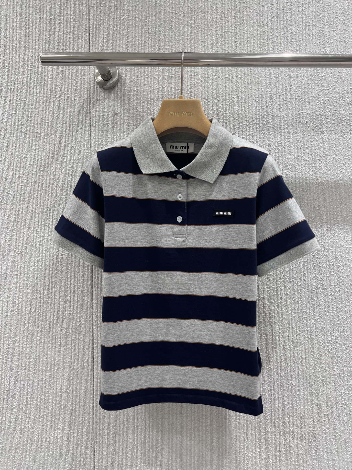 NO:694892,Support exchange MiuMi* 26SS early spring new style blue and gray striped polo short-sleeved top | Exclusively developed by yb!  Top quality production!  The classic polo collar collides with contrasting stripes, the color scheme of navy blue and light gray is low-key and high-end, the neat short-sleeved cut is matched with brand logo details, and it is easy to achieve the sweet and cool girly feeling of miu style. It is outstanding when layered and worn alone in early spring ~ Ready-made S/M/L real shot details,, miumiu, T-shirt,19860909支持换款 MiuMi* 26SS早春新款 蓝灰条纹polo短袖上衣丨独家yb开发！顶级高版出品！经典polo领碰撞撞色条纹,藏蓝与浅灰的配色低调又高级,利落短袖剪裁搭配品牌徽标细节,轻松拿捏miu系甜酷少女感,早春叠穿单穿都出彩～现货发售S/M/L实拍细节,,miumiu,T-shirt,,Women's clothing