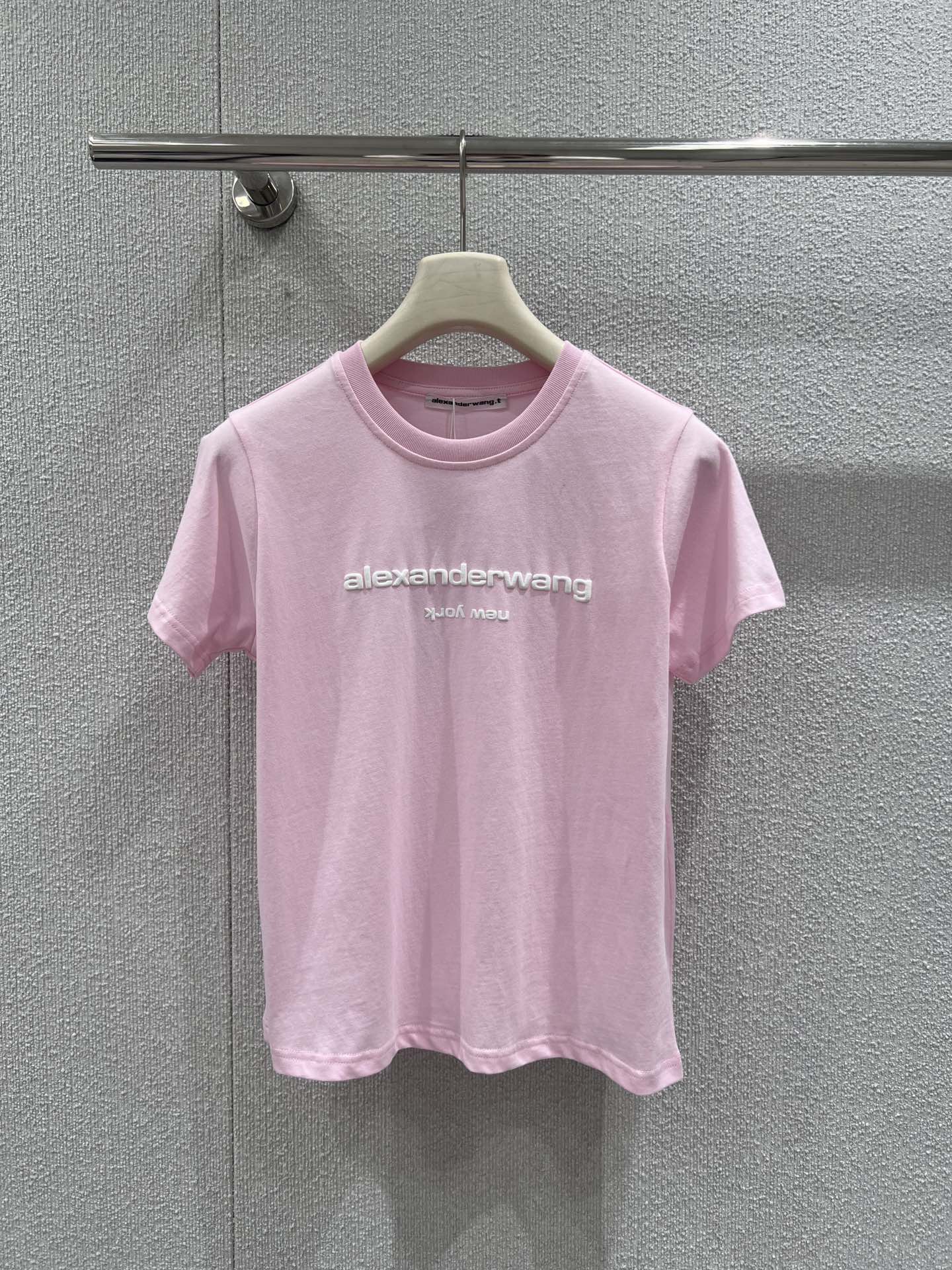 NO:694859,Supports exchange of Alexander*r Wang 26Ss early spring new style logo printed round neck short-sleeved T-shirt丨Exclusive high-end version!  Classic round neck with three-dimensional embossed logo printing, pure cotton fabric is soft and breathable, four basic colors of white/pink/gray/black are easy to match, slim tailoring outlines the body shape, it is a versatile tool for creating an American hottie style in early spring. Ready-made S/M/L real shot details, T-shirt, tees, t-shirt,19860909支持换款 Alexand*r Wang 26Ss早春新款 徽标印花圆领短袖T恤丨独家高版出品！经典圆领搭配立体浮雕徽标印花,纯棉面料柔软透气,白/粉/灰/黑四色基础款不挑搭配,修身剪裁勾勒身形,是早春打造美式辣妹风的百搭利器.现货发售S/M/L实拍细节图,,T-shirt,tees，t-shirt,,Women's clothing