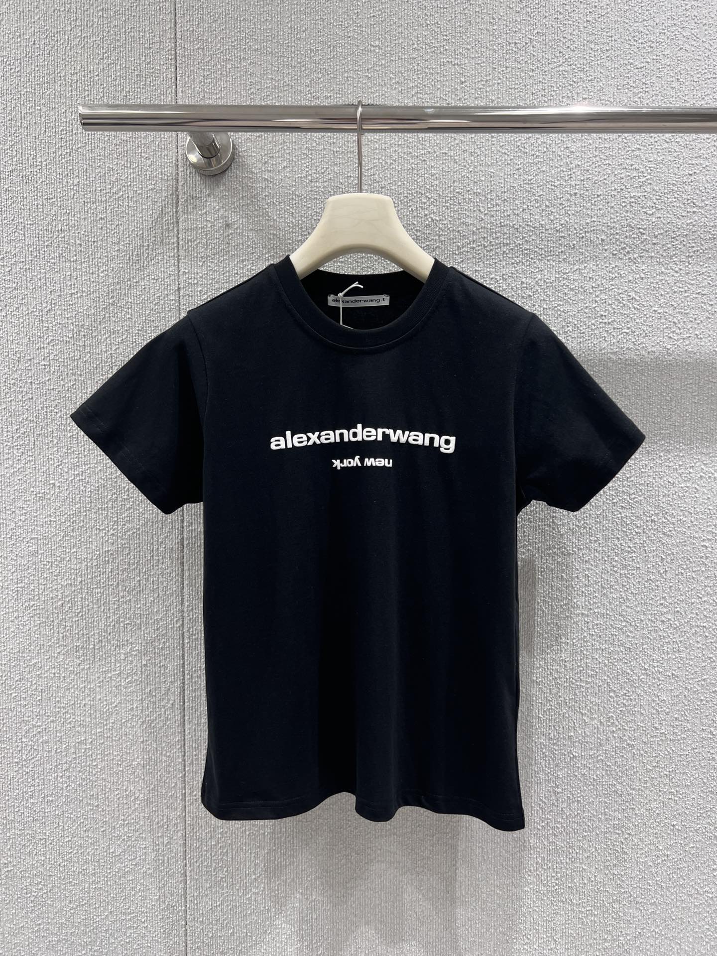 NO:694865,Supports exchange of Alexander*r Wang 26Ss early spring new style logo printed round neck short-sleeved T-shirt丨Exclusive high-end version!  Classic round neck with three-dimensional embossed logo printing, pure cotton fabric is soft and breathable, four basic colors of white/pink/gray/black are easy to match, slim tailoring outlines the body shape, it is a versatile tool for creating an American hot girl style in early spring. Available in stock S/M/L, T-shirt, tees, t-shirt,19860909支持换款 Alexand*r Wang 26Ss早春新款 徽标印花圆领短袖T恤丨独家高版出品！经典圆领搭配立体浮雕徽标印花,纯棉面料柔软透气,白/粉/灰/黑四色基础款不挑搭配,修身剪裁勾勒身形,是早春打造美式辣妹风的百搭利器.现货发售S/M/L,,T-shirt,tees，t-shirt,,Women's clothing