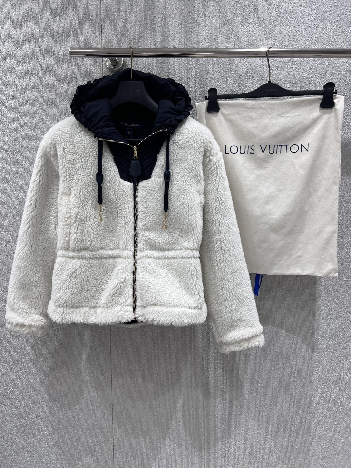 NO:694878,Support exchange Louis Vuitt*n 25FW new autumn and winter white teddy velvet hooded jacket丨Exclusively developed by yb!  Top quality production!  The soft and waxy teddy velvet fabric has a gentle filter, and the navy blue hooded splicing creates a fashionable layering. The drawstring waist outlines the waistline without being bulky, and the three-dimensional embroidered logo pattern on the back is eye-catching but not out of style; the details of the hardware pendant are full of iconic sophistication, and the waist-cut tailoring subtly modifies the waistline, easily creating a casual and lazy atmosphere. Ready-made S/M/L real shot details, louis vuitton, jackets &  coats,hats,19860909支持换款 Louis Vuitt*n 25FW秋冬新款 白色泰迪绒连帽外套丨独家yb开发！顶级高版出品！软糯泰迪绒面料自带温柔滤镜,藏青连帽拼接撞出时髦层次感,抽绳收腰勾勒腰线不臃肿,后背立体刺绣标识图案吸睛又不失格调；五金吊坠细节拉满标志性精致,收腰剪裁巧妙修饰腰线,轻松营造随性慵懒的穿搭氛围.现货发售S/M/L实拍细节,,louis vuitton,jackets & coats,hats,,Women's clothing