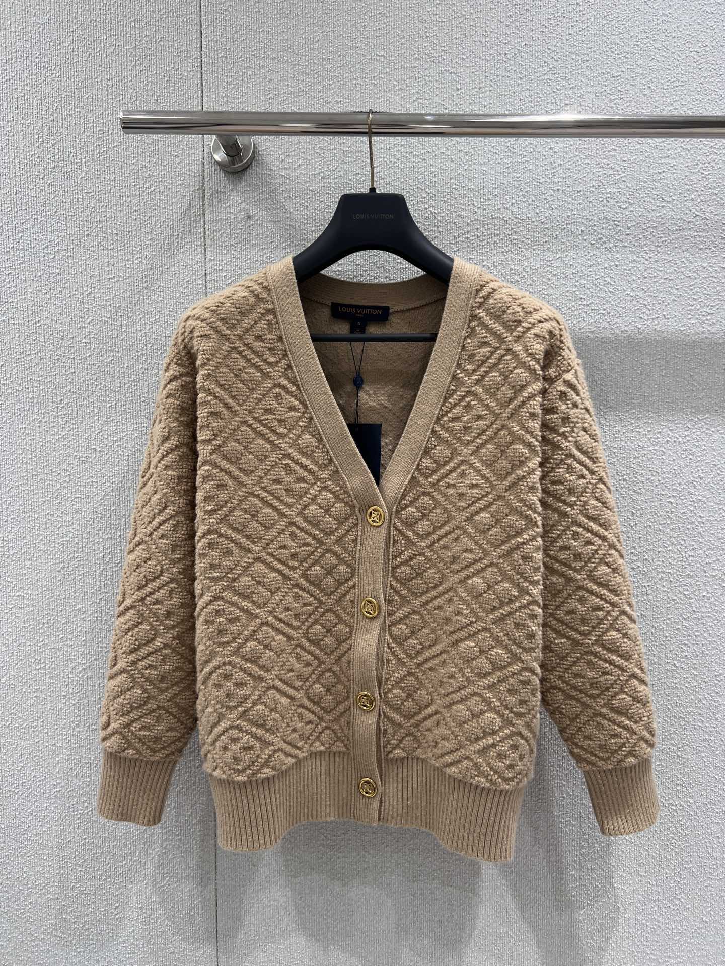 NO:694868,Support exchange Louis Vuitt*n 26Ss early spring new camel embossed square presbyopia logo wool cashmere blended knitted cardigan丨Exclusive high-end version!  The wool and cashmere blended fabric is soft and skin-friendly, with an embossed square presbyopic logo texture that is three-dimensional and layered. The classic V-neck is paired with golden engraved buttons. The lazy oversize version hides flesh and shows aura. It can be layered and worn alone in early spring to create a high-end luxury atmosphere. Ready-made S/M/L real shot details, louis vuitton, versace,19860909支持换款 Louis Vuitt*n 26Ss早春新款 驼色浮雕方块老花logo羊毛羊绒混纺针织开衫丨独家高版出品！羊毛羊绒混纺面料软糯亲肤,浮雕方块老花logo织纹立体有层次,经典V领搭配金色刻花纽扣,慵懒oversize版型藏肉又显气场,早春叠穿单穿都能拿捏高奢氛围感.现货发售S/M/L实拍细节,,louis vuitton,versace,,Women's clothing