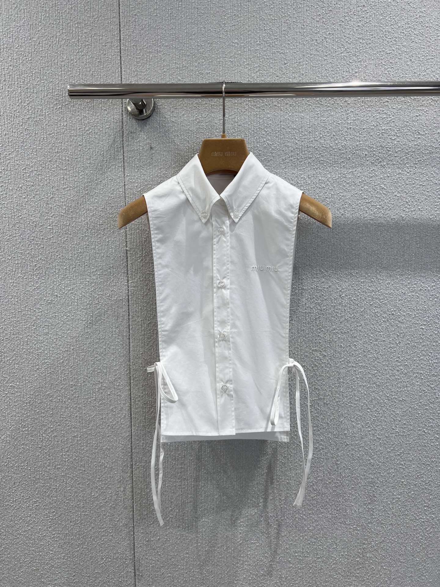 NO:696980,Support exchange Miumi* 26Ss early spring new style letter embroidered sleeveless strappy shirt丨Exclusively developed by yb!  Top quality production!  The classic shirt silhouette is combined with a sleeveless design to unlock a refreshing spring outfit. The delicate cotton fabric is soft and breathable, and the low-key letter embroidery on the chest highlights the brand recognition. The side straps can be adjusted freely to easily create a slim waistline. The fresh three colors can create a sweet and cool girly feel whether worn alone or as an inner layer. Ready-made S/M/L real shot details,, miumiu, shirts,19860909支持换款 Miumi* 26Ss早春新款 字母刺绣无袖绑带衬衫丨独家yb开发！顶级高版出品！以经典衬衫廓形融合无袖设计,解锁春日清爽穿搭.细腻棉质面料柔软透气,胸前低调的字母刺绣彰显品牌辨识度,侧边绑带可自由调节松紧,轻松打造修身腰线.清新的三色,无论是单穿还是内搭,都能演绎出甜酷兼具的少女感.现货发售S/M/L实拍细节图,,miumiu,shirts,,Women's clothing