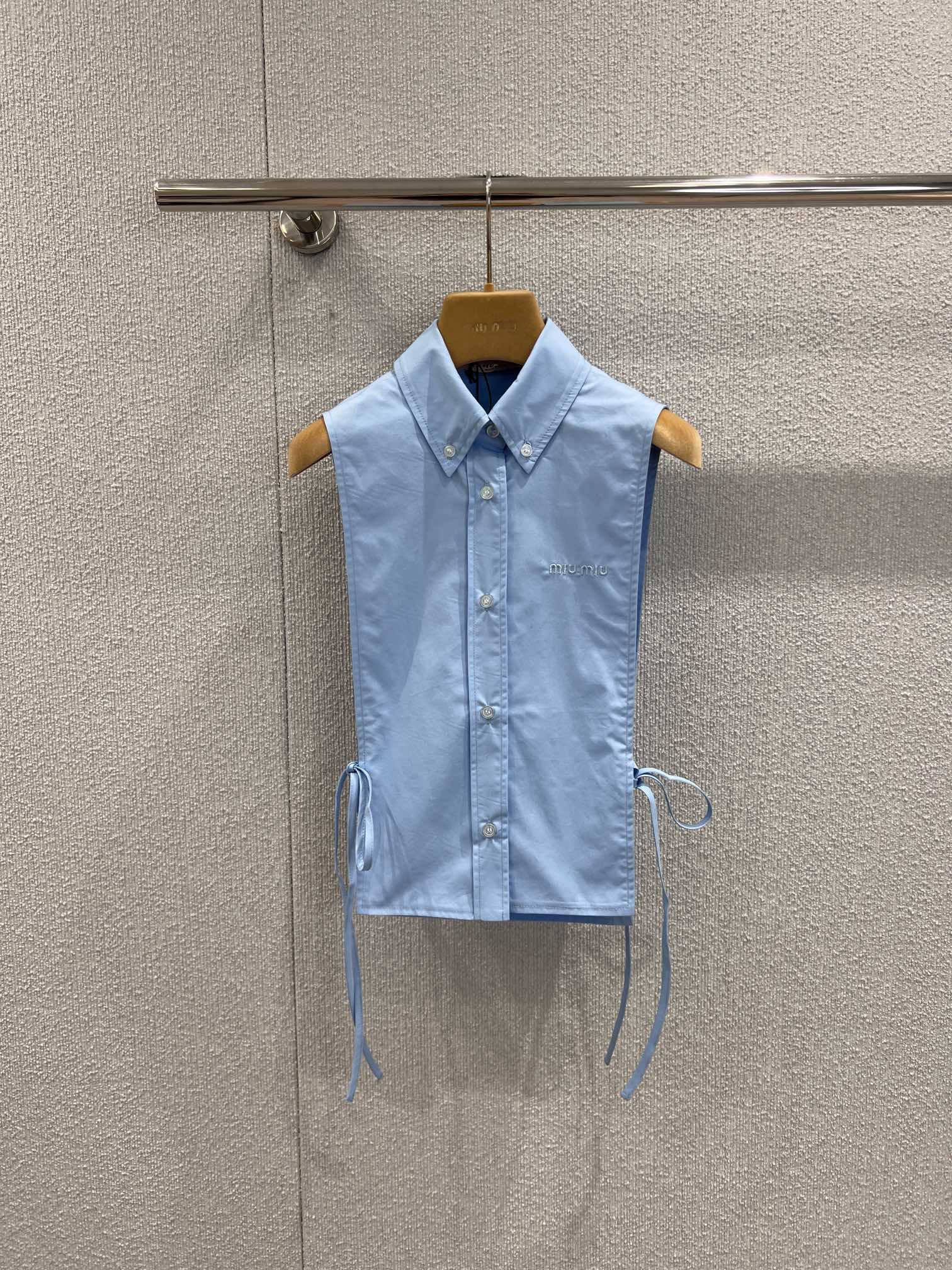 NO:751446,Support exchange Miumi* 26Ss early spring new letter embroidered sleeveless strappy shirt丨Exclusively developed by yb!  Top quality production!  The classic shirt silhouette is combined with a sleeveless design to unlock a refreshing spring outfit. The delicate cotton fabric is soft and breathable, and the low-key letter embroidery on the chest highlights the brand recognition. The side straps can be adjusted freely to easily create a slim waistline. The fresh three colors can create a sweet and cool girly feel whether worn alone or as an inner layer. Ready-made S/M/L real shot details,, miumiu, shirts,19860909支持换款Miumi* 26Ss早春新款 字母刺绣无袖绑带衬衫丨独家yb开发！顶级高版出品！以经典衬衫廓形融合无袖设计,解锁春日清爽穿搭.细腻棉质面料柔软透气,胸前低调的字母刺绣彰显品牌辨识度,侧边绑带可自由调节松紧,轻松打造修身腰线.清新的三色,无论是单穿还是内搭,都能演绎出甜酷兼具的少女感.现货发售S/M/L实拍细节图,,miumiu,shirts,,Women's clothing