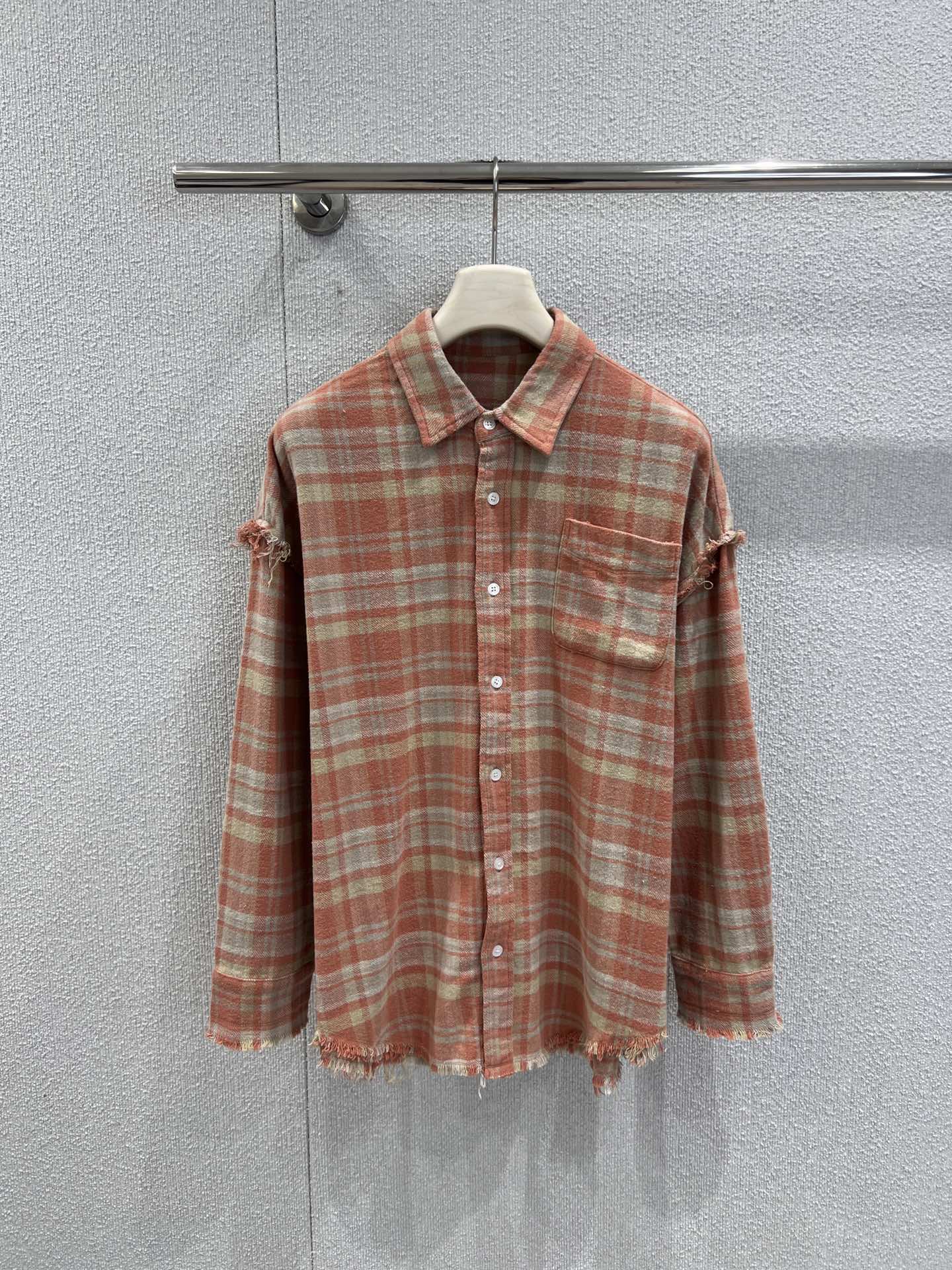 NO:694849,Support exchange R1*3 25FW early autumn new style loose old raw edge hem washed pink plaid shirt丨Exclusive high version!  Made of soft brushed plaid fabric, it has been washed and processed to give it a lazy old-fashioned texture. The pink-orange plaid color is gentle and white, breaking the boring feeling of plaid shirts. The oversized loose version is suitable for all body shapes.  The irregular raw edge design on the shoulder line, cuffs and hem is the finishing touch, and the casual hairy fringe makes the overall look more layered and rebellious. Ready-made S/M/L real shot details, versace, shirts,19860909支持换款 R1*3 25FW早秋新款 宽松做旧毛边下摆水洗粉色格纹衬衫丨独家高版出品！采用柔软的磨毛格纹面料,经过水洗工艺处理后,自带慵懒的做旧质感,粉橘调的格纹配色温柔又显白,打破格纹衬衫的沉闷感.oversize宽松版型对各种身形都超包容,肩线、袖口和下摆的不规则毛边设计是点睛之笔,随性的毛须流苏让整体造型更具层次感和叛逆腔调.现货发售S/M/L实拍细节图,,versace,shirts,,Women's clothing