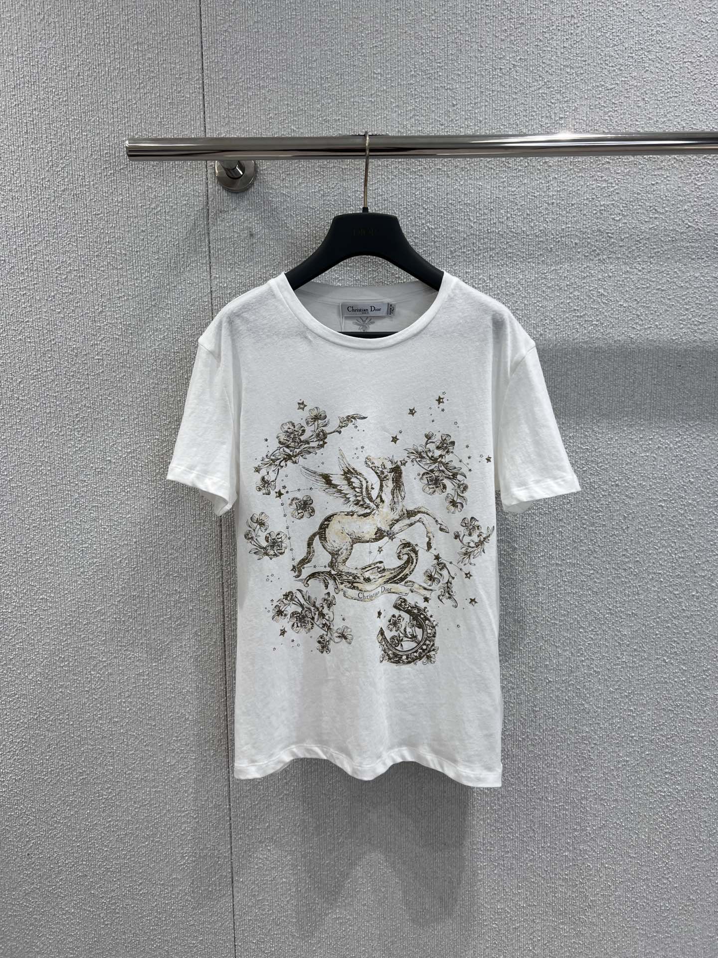 NO:696049,Support exchange Dio* 26Ss early spring new style Pegasus print round neck short-sleeved T-shirt丨Exclusive high-end version!  The white body is paired with a gilt Pegasus print, which is simple yet revealing the brand's signature sense of luxury. The fine cotton fabric upper body is comfortable, the classic round neck modifies the neck line, and the slightly loose tailoring is suitable for all body types. It is suitable for wearing with jeans and skirts in early spring, and it can easily create an effortless sense of luxury. Ready-made S/M/L real shot details, dior, skirts, jeans, T-shirt, tees, t-shirt,19860909支持换款 Dio* 26Ss早春新款 飞马印花圆领短袖T恤丨独家高版出品！白色衣身搭配鎏金飞马印花,简约中透着品牌标志性的奢华感.细腻的棉质面料上身舒适,经典圆领修饰颈部线条,微宽松剪裁包容各种身材,早春搭牛仔裤、半裙都合适,轻松打造不费力的高级感.现货发售S/M/L实拍细节图,,dior,skirts,jeans,T-shirt,tees，t-shirt,,Women's clothing