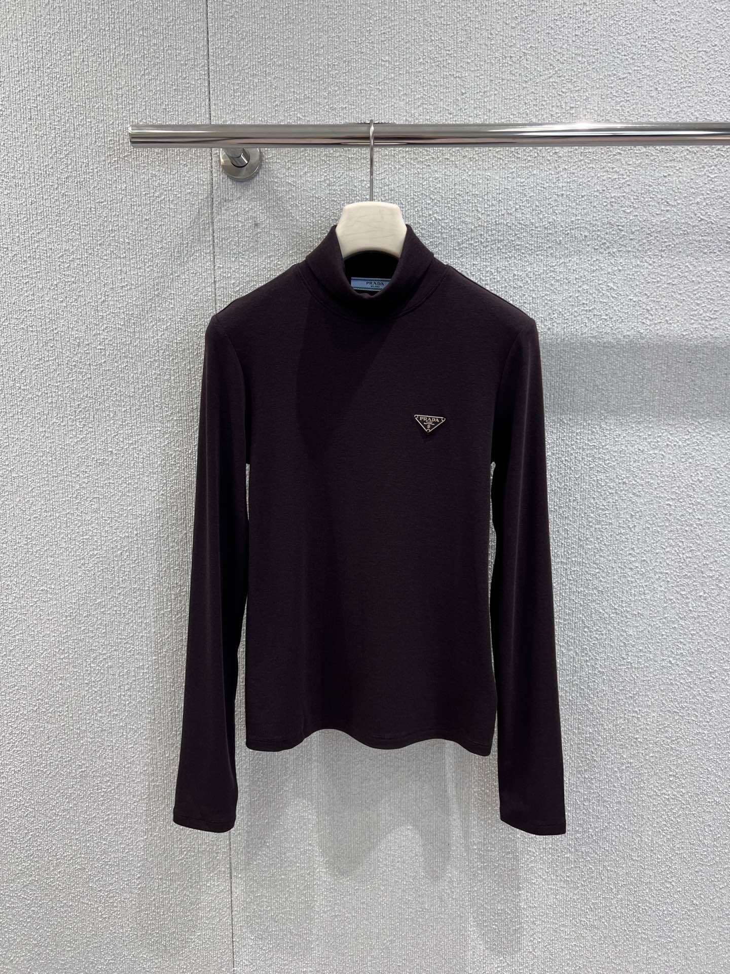 NO:695295,Supports exchange Prad* 25FW new autumn and winter triangle high collar long-sleeved bottoming shirt | Exclusive high-end version!  Made of fine and soft fabrics, it feels smooth and comfortable against the body. The high-neck design is both warm and stylish, suitable for a variety of layering scenarios; the slim cut optimizes the body proportions, and the upper body is neat and clean. The triangle logo on the chest is embellished, revealing the brand gene in a low-key manner, making simplicity no longer simple. Black, white and coffee are available in three colors, which can be easily integrated into various styles. Ready-made S/M/L real shot details, prada,19860909支持换款 Prad* 25FW秋冬新款 三角标高领长袖打底衫丨独家高版出品！采用细腻柔软面料,触感顺滑,贴身舒适不束缚.高领设计兼具保暖与造型感,适合多种叠穿场景；修身剪裁优化身形比例,上身利落干净.胸前三角标点缀,在低调中流露品牌基因,让简约不再简单.黑白咖三色可选,轻松融入各类风格搭配.现货发售S/M/L实拍细节图,,prada,,Women's clothing
