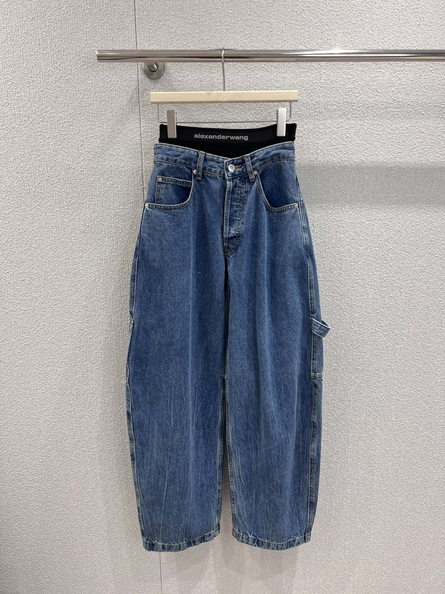 NO:695287,Supports exchange of Alexander*r Wang 26Ss new spring and summer fake two-piece workwear scimitar jeans丨Exclusive high-end version!  It is made of denim denim fabric with a crisp texture. It has been washed and has a retro and old charm. The classic dark blue denim color is versatile and high-end. The fake two-piece waistband is the finishing touch. The black elastic webbing is spliced and engraved with the brand logo, breaking the singleness of traditional jeans.  Sense of tone; the iconic scimitar trousers style is paired with workwear-style patch pocket design. The loose trouser leg lines not only hide the flesh and look slimmer, but also create a casual piled trousers effect. Walking with wind and style is super stylish. Ready-made S/M/L real shot details,,jeans,19860909支持换款 Alexand*r Wang 26Ss春夏新款 假两件工装弯刀牛仔裤丨独家高版出品！采用质感挺括的丹宁牛仔面料,经过水洗处理后自带复古做旧韵味,经典的深蓝牛仔色百搭又显高级.假两件腰头是点睛之笔,黑色弹力织带拼接印刻品牌标识,打破传统牛仔裤的单调感；标志性的弯刀裤型搭配工装风贴袋设计,宽松的裤腿线条不仅藏肉显瘦,还能打造出随性的堆堆裤脚效果,走路带风超有腔调.现货发售S/M/L实拍细节图,,jeans,,Women's clothing