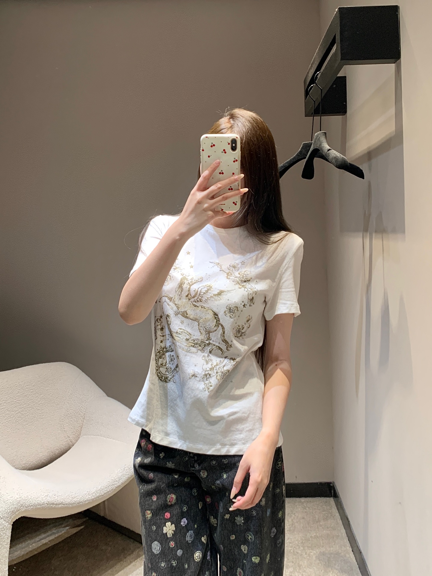 NO:696054,Dio* 26Ss early spring new style Pegasus printed round neck short-sleeved T-shirt丨Exclusive high-end version!  The white body is paired with a gilt Pegasus print, which is simple yet revealing the brand's signature sense of luxury. The fine cotton fabric is comfortable on the upper body, the classic round neck modifies the neck line, and the slightly loose tailoring accommodates all body types. It is suitable for wearing with jeans and skirts in early spring, and can easily create an effortless sense of luxury. Ready for sale S/M/L, dior, skirts, jeans, T-shirt, tees, t-shirt,19860909Dio* 26Ss早春新款 飞马印花圆领短袖T恤丨独家高版出品！白色衣身搭配鎏金飞马印花,简约中透着品牌标志性的奢华感.细腻的棉质面料上身舒适,经典圆领修饰颈部线条,微宽松剪裁包容各种身材,早春搭牛仔裤、半裙都合适,轻松打造不费力的高级感.现货发售S/M/L,,dior,skirts,jeans,T-shirt,tees，t-shirt,,Women's clothing