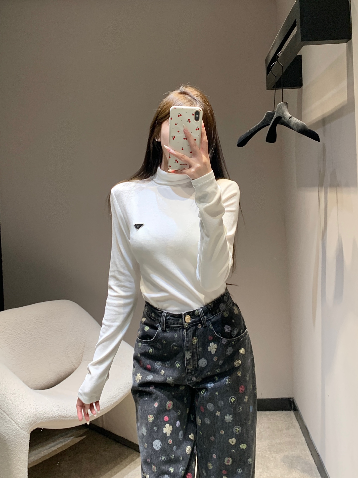 NO:695291,Prad* 25FW new autumn and winter triangle high-neck long-sleeved bottoming shirt | Exclusive high-end version!  Made of fine and soft fabrics, it feels smooth and comfortable against the body without being restrictive. The high-neck design combines warmth and style, making it suitable for a variety of layering scenarios. The slim cut optimizes body proportions, and the upper body is neat and clean. The triangle logo on the chest is embellished, revealing the brand genes in a low-key manner, making simplicity no longer simple. Available in three colors: black, white and coffee, it can be easily integrated into various styles. Ready for sale S/M/L,, prada,19860909Prad* 25FW秋冬新款 三角标高领长袖打底衫丨独家高版出品！采用细腻柔软面料,触感顺滑,贴身舒适不束缚.高领设计兼具保暖与造型感,适合多种叠穿场景；修身剪裁优化身形比例,上身利落干净.胸前三角标点缀,在低调中流露品牌基因,让简约不再简单.黑白咖三色可选,轻松融入各类风格搭配.现货发售S/M/L,,prada,,Women's clothing