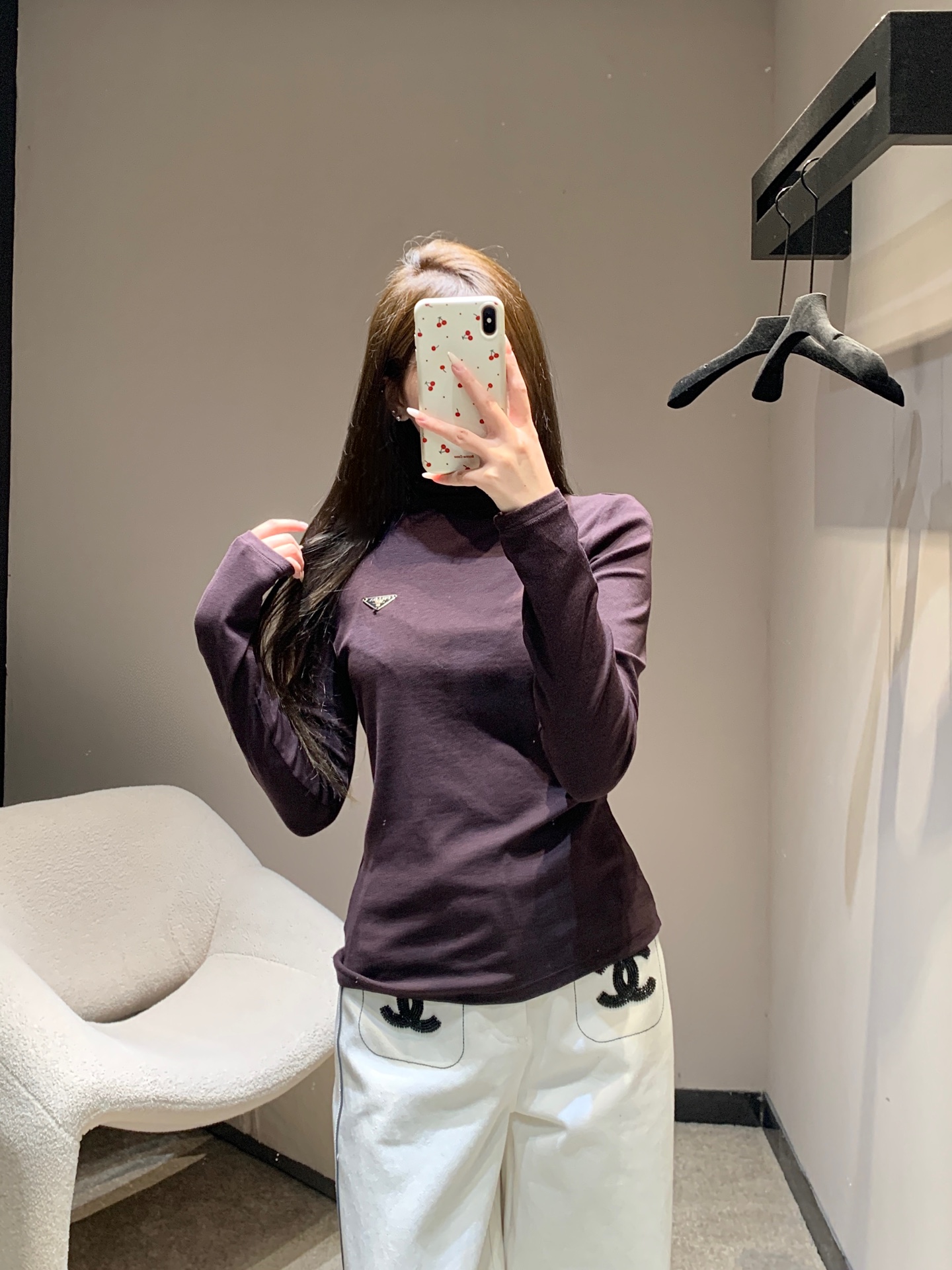 NO:695301,Prad* 25FW new autumn and winter triangle high-neck long-sleeved bottoming shirt | Exclusive high-end version!  Made of fine and soft fabrics, it feels smooth and comfortable against the body without being restrictive. The high-neck design combines warmth and style, making it suitable for a variety of layering scenarios. The slim cut optimizes body proportions, and the upper body is neat and clean. The triangle logo on the chest is embellished, revealing the brand genes in a low-key manner, making simplicity no longer simple. Available in three colors: black, white and coffee, it can be easily integrated into various styles. Ready for sale S/M/L,, prada,19860909Prad* 25FW秋冬新款 三角标高领长袖打底衫丨独家高版出品！采用细腻柔软面料,触感顺滑,贴身舒适不束缚.高领设计兼具保暖与造型感,适合多种叠穿场景；修身剪裁优化身形比例,上身利落干净.胸前三角标点缀,在低调中流露品牌基因,让简约不再简单.黑白咖三色可选,轻松融入各类风格搭配.现货发售S/M/L,,prada,,Women's clothing