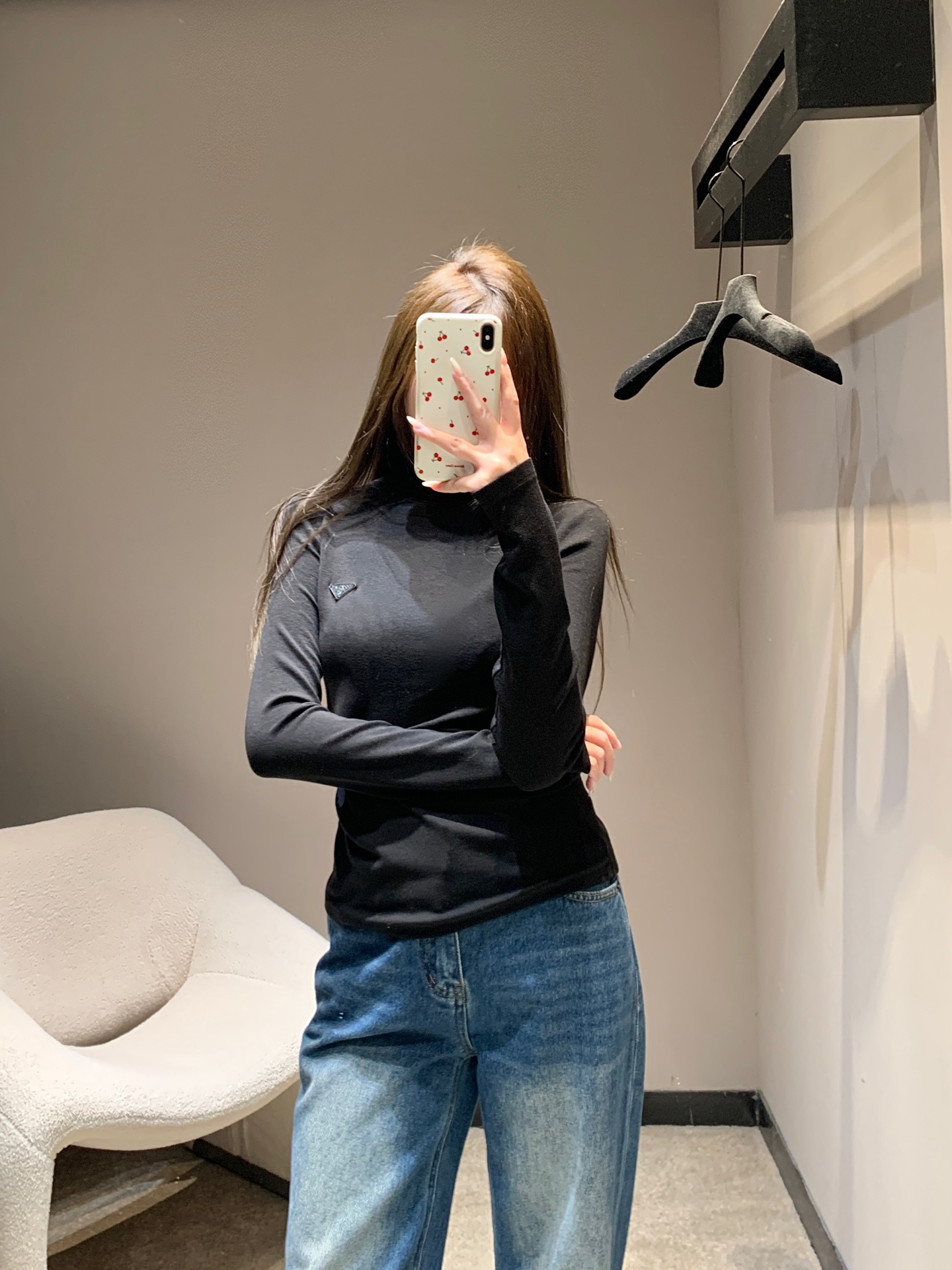 NO:695306,Prad* 25FW new autumn and winter triangle high-neck long-sleeved bottoming shirt | Exclusive high-end version!  Made of fine and soft fabrics, it feels smooth and comfortable against the body without being restrictive. The high-neck design combines warmth and style, making it suitable for a variety of layering scenarios. The slim cut optimizes body proportions, and the upper body is neat and clean. The triangle logo on the chest is embellished, revealing the brand genes in a low-key manner, making simplicity no longer simple. Available in three colors: black, white and coffee, it can be easily integrated into various styles. Ready for sale S/M/L,, prada,19860909Prad* 25FW秋冬新款 三角标高领长袖打底衫丨独家高版出品！采用细腻柔软面料,触感顺滑,贴身舒适不束缚.高领设计兼具保暖与造型感,适合多种叠穿场景；修身剪裁优化身形比例,上身利落干净.胸前三角标点缀,在低调中流露品牌基因,让简约不再简单.黑白咖三色可选,轻松融入各类风格搭配.现货发售S/M/L,,prada,,Women's clothing