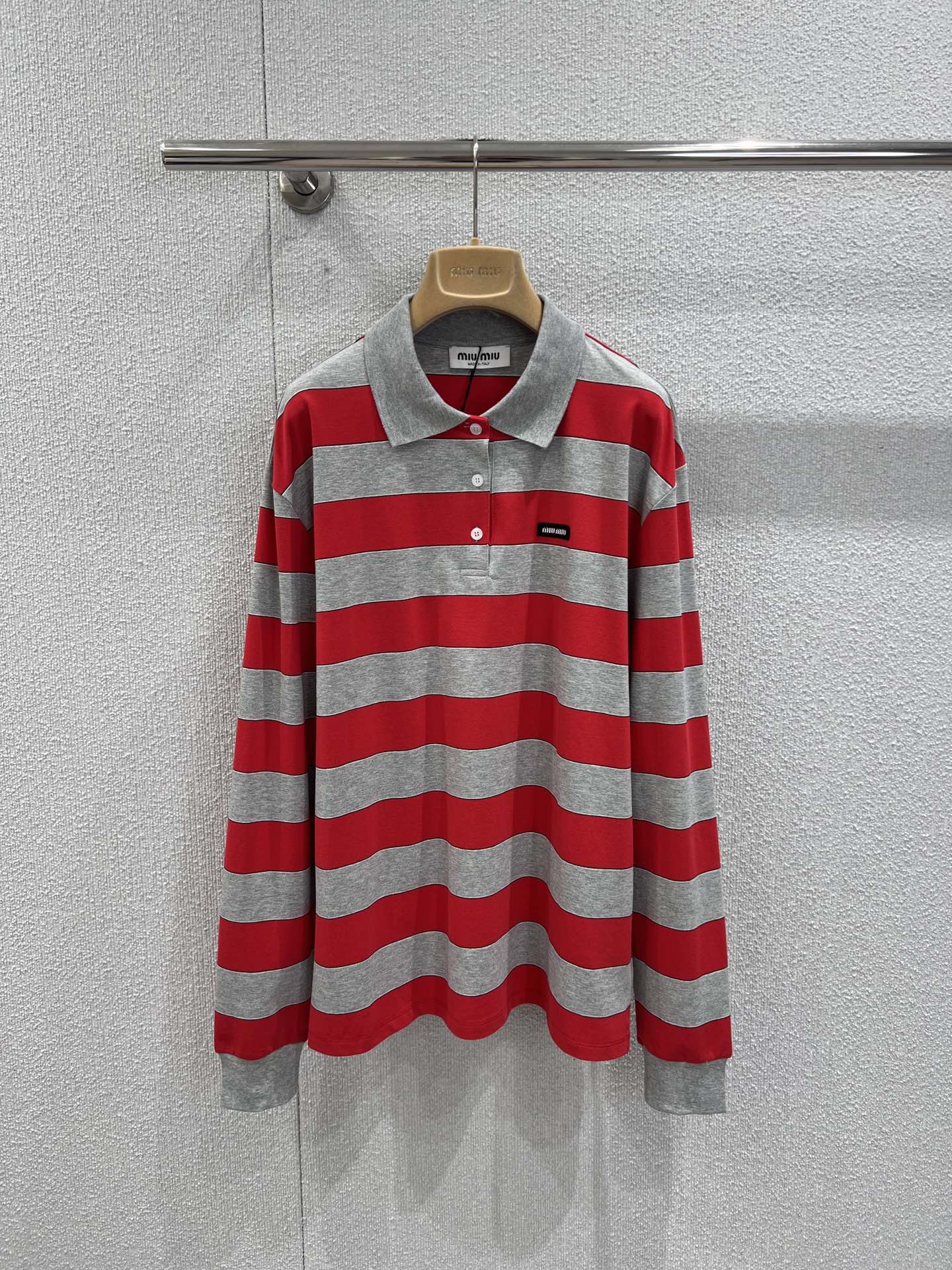NO:696071,Support exchange Mium*u 26SS early spring new style contrast striped long-sleeved Polo shirt丨exclusively developed by yb!  Top quality production!  The contrasting red and gray stripes create eye-catching visual effects, and the classic Polo collar combines with the casual long-sleeved design to create a sweet and cool style. The soft and waxy cotton fabric is skin-friendly and breathable, and the loose version accommodates various body shapes. It is fresh and flexible when worn alone or layered. It can balance girlishness and street style when paired with skirts or casual pants. It is a vital item for early spring. Detailed photos of real shots of S/M/L ready for sale, miumiu, skirts,19860909支持换款 Mium*u 26SS早春新款 撞色条纹长袖Polo衫丨独家yb开发！顶级高版出品！红灰撞色条纹打造醒目视觉效果,经典Polo领融合休闲长袖设计,甜酷风拉满.软糯棉质面料亲肤透气,宽松版型包容各种身形,单穿清新、叠穿灵动,搭配半裙或休闲裤都能拿捏少女感与街头风的平衡,是早春的元气穿搭单品.现货发售S/M/L实拍细节图,,miumiu,skirts,,Women's clothing