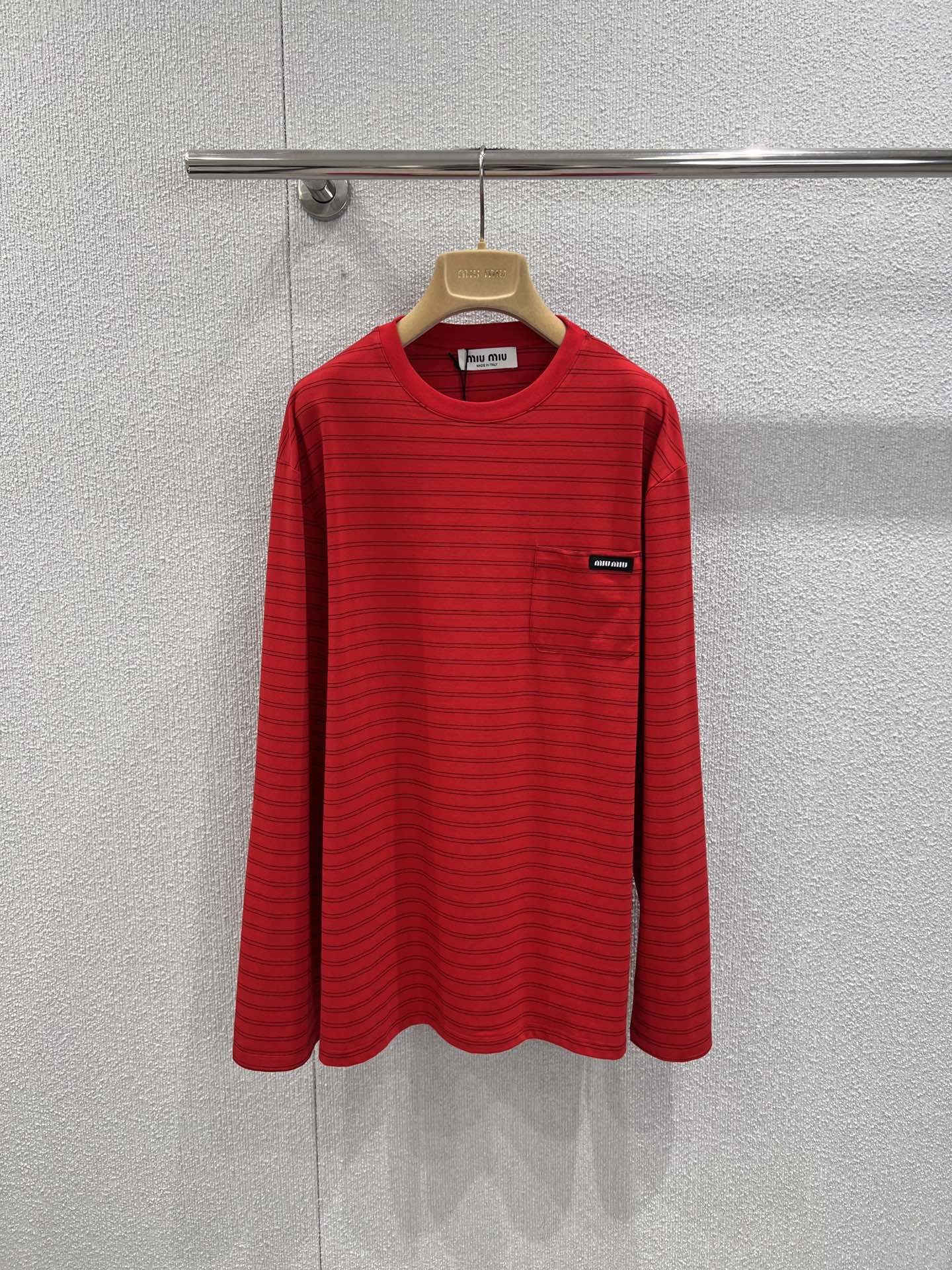 NO:696081,Support exchange Mium*u 26SS early spring new style red striped long-sleeved T-shirt丨exclusively developed by yb!  Top quality production!  The eye-catching red with pinstripe design breaks the monotony of solid colors, and the small logo embellishment makes it more refined. The light cotton fabric is suitable for early spring wear, and the slightly loose tailoring does not flatter the body shape. It is full of vitality when worn alone. It can also reveal the red trim when layered under a shirt or cardigan. It is the finishing touch to enhance the style in early spring. S/M/L real-shot details of ready-made products, miumiu, shirts, tees, t-shirt,19860909支持换款 Mium*u 26SS早春新款 红色条纹长袖T恤丨独家yb开发！顶级高版出品！亮眼正红搭配细条纹设计,打破纯色单调,小标logo点缀更显精致.轻薄的棉质面料适配早春穿着,微宽松剪裁不挑身形,单穿活力满满,叠穿在衬衫或开衫里也能露出红调边饰,是早春提升造型元气的点睛单品.现货发售S/M/L实拍细节图,,miumiu,shirts,tees，t-shirt,,Women's clothing