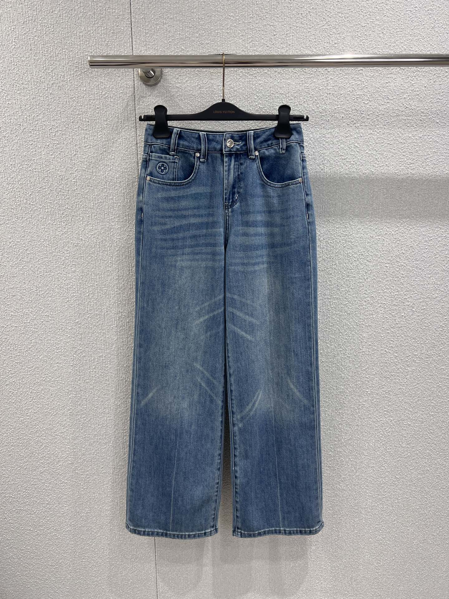 NO:696061,Support exchange Louis Vuitt*n 26Ss early spring new style pocket embossed denim trousers丨Exclusive high-end version!  The distressed washing process gives the denim a retro texture, and the old flower embossing process on the back pocket is exquisite, which replaces traditional printing and is more low-key and luxurious. The loose wide-leg tailoring hides flesh and is casual, and the soft denim fabric takes into account comfort. It is suitable for daily wear with short tops and sweatshirts, and it is easy to balance retro and modern. Ready-made S/M/L real shot details, louis vuitton, hoodie, sweatshirts,19860909支持换款 Louis Vuitt*n 26Ss早春新款 口袋压花牛仔长裤丨独家高版出品！做旧水洗工艺赋予牛仔布复古肌理,后袋老花压花工艺精致,替代传统印花更显低调奢华.宽松的阔腿剪裁藏肉又随性,柔软的牛仔面料兼顾舒适度,日常搭短款上衣、卫衣都合适,轻松拿捏复古与摩登的平衡.现货发售S/M/L实拍细节图,,louis vuitton,hoodie,sweatshirts,,Women's clothing