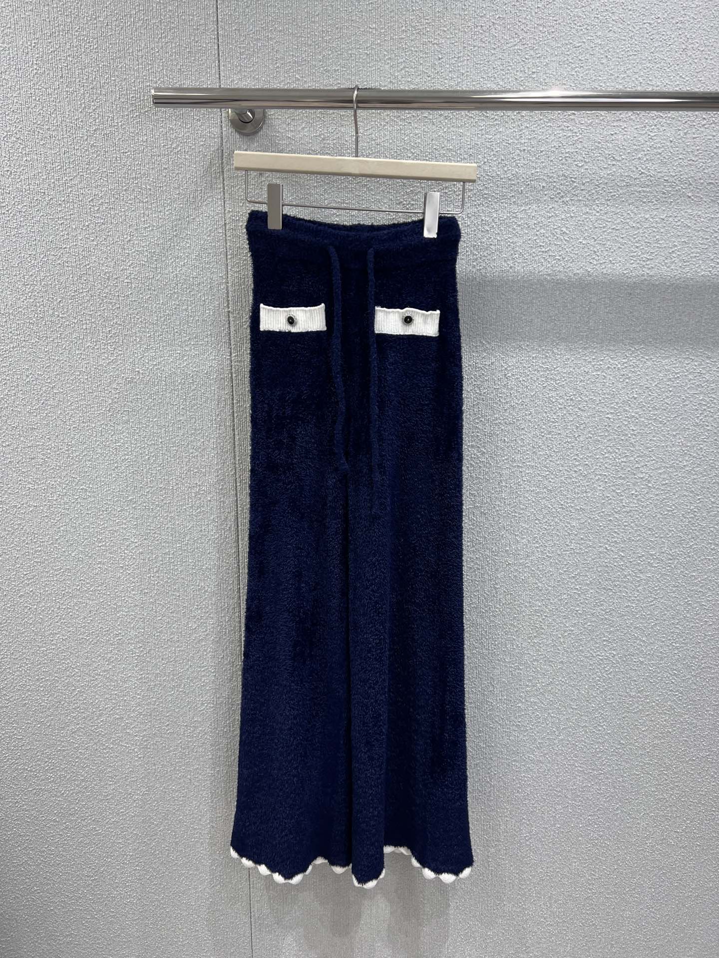 NO:696047,Supports exchange of styles Chan*l 26C Advanced Handicraft Workshop Series Wavy Edge Wide Leg Casual Pants丨Exclusively developed by yb!  Top quality production!  The classic white base is matched with black wavy edges for contrasting colors, and handcrafted craftsmanship creates a delicate texture. The high-waisted wide-leg version stretches the body vertically, making the legs longer in seconds. The soft and skin-friendly fabrics take into account both comfort and texture. When paired with a short-sleeved cardigan from the same series, you can easily capture the elegant atmosphere of a French socialite. It is a versatile luxury product in the haute couture series. Ready-made S/M/L real shot details, chanel, T-shirt,19860909支持换款 Chan*l 26C高级手工坊系列 波浪边阔腿休闲裤丨独家yb开发！顶级高版出品！经典白色基底搭配黑色波浪边撞色,手工坊工艺打造细腻肌理感.高腰阔腿版型纵向拉伸身形,秒变大长腿,软糯亲肤的面料兼顾舒适与质感,搭配同系列短袖开衫,轻松拿捏法式名媛的优雅氛围感,是高定系列中的百搭奢品.现货发售S/M/L实拍细节图,,chanel,T-shirt,,Women's clothing