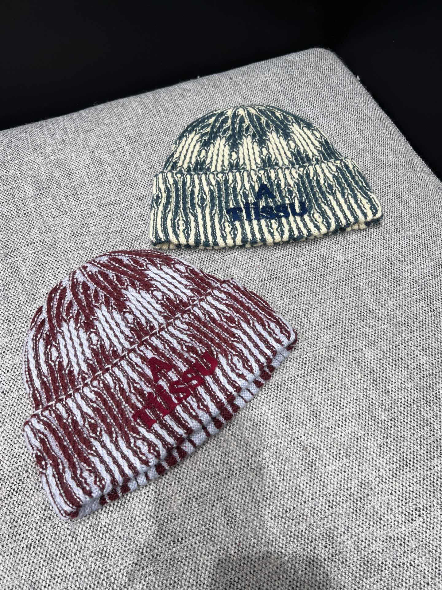 NO:695334,Support exchange Atii*su 25FW new autumn and winter letter knitted cold hat丨Exclusive high-end version!  Selected soft and waxy knitted fabrics, mixed contrasting color design to break the monotony, exquisite capital letter embroidery craftsmanship, elastic hood that does not wrap around the head, two-color options of wine red retro and dark green cool, easily adapt to different dressing styles, a must-have for autumn and winter concave styles. Available now One size (F) real shot details,,hats,19860909支持换款 Atii*su 25FW秋冬新款 字母针织冷帽丨独家高版出品！精选软糯针织面料,混纺撞色设计打破单调,大写字母刺绣工艺精致,弹性帽围不勒头,酒红复古、墨绿清冷的双色选择,轻松适配不同穿搭风格,秋冬凹造型必备.现货发售 均码（F)实拍细节图,,hats,,Women's clothing