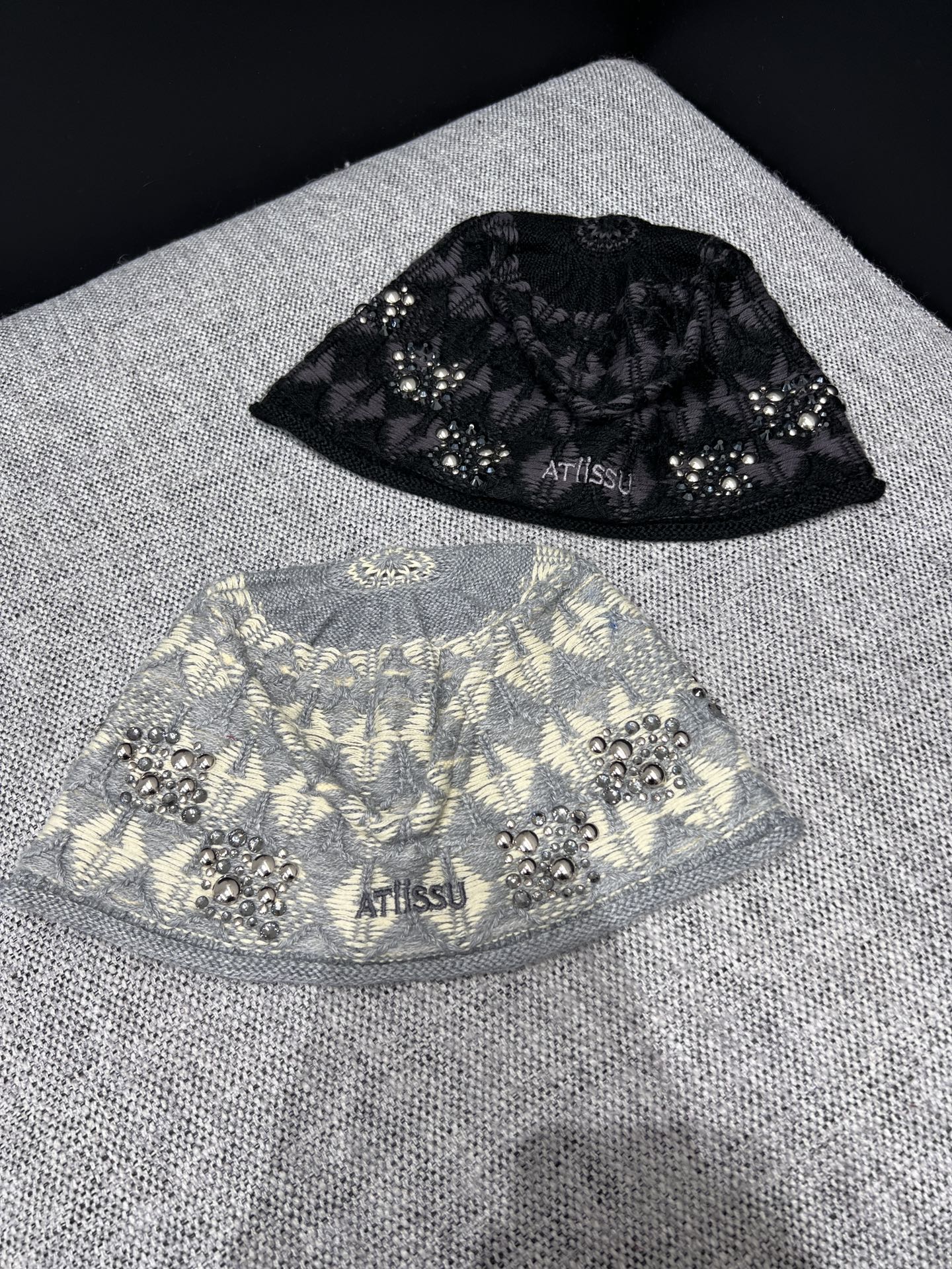 NO:695324,Support exchange Atiis*u 25FW autumn and winter knitted bucket hat丨Exclusive high-end version!  The design of colorful jacquard + hot diamond LOGO is both trendy and exquisite, and the soft knitted material is warm and comfortable. The bucket hat shape is gender-neutral, suitable for boys with workwear style and girls with sweet and cool style. The multi-color options meet different matching needs. It is a versatile and fashionable tool for going out in autumn and winter. Available now. One size fits all (F) Real shot details,, hats,19860909支持换款 Atiis*u 25FW秋冬针织桶帽丨独家高版出品！多彩提花+烫钻LOGO的设计兼具潮流与精致,柔软针织材质保暖又舒适.桶形帽型不挑性别,男生搭工装风、女生配甜酷风都合适,多色选择满足不同搭配需求,秋冬出街的百搭时髦利器.现货发售 均码 (F)实拍细节图,,hats,,Women's clothing