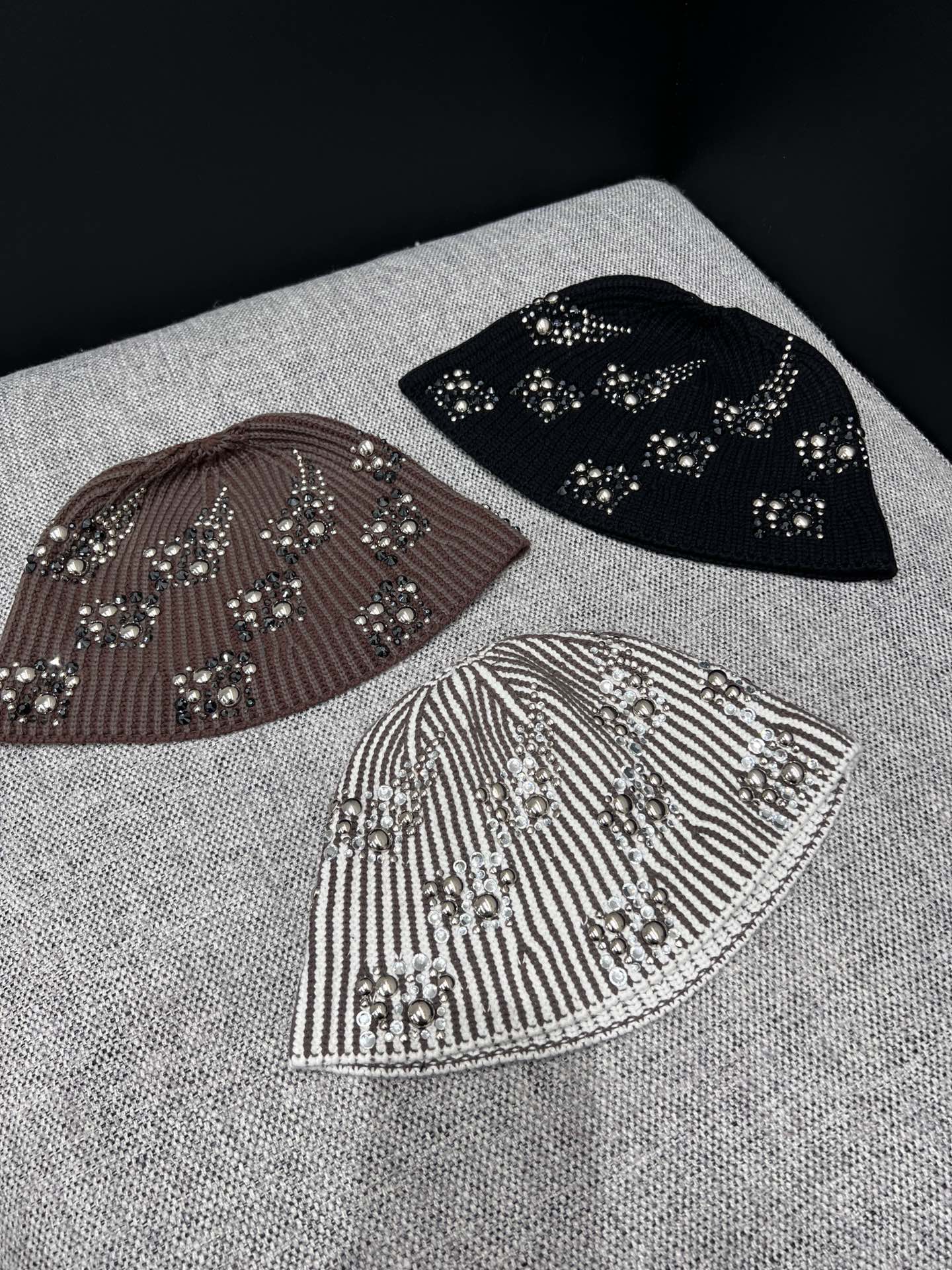 NO:696023,Support exchange Atiiss* 25Fw new autumn and winter crystal beaded striped knitted hat丨Exclusive high-end version!  The vertical stripe weave extends the visual appearance and makes the head look small, and the crystal bead embellishment adds a sweet and cool feeling. The black model is cool, the brown model is retro, and the gray and white model is cool, suitable for different dressing styles. The elastic knitted hat does not wrap around the head, whether it is paired with a hot girl outfit or a street style outfit, it can easily create a personalized look. It is an eye-catching tool for going out in autumn and winter. Ready for sale One size fits all (F) Actual shot details, hats,19860909支持换款 Atiiss* 25Fw秋冬新款 水晶钉珠装饰条纹针织帽丨独家高版出品！竖条纹编织延伸视觉显头小,水晶钉珠点缀甜酷感拉满,黑款酷飒、棕款复古、灰白款清冷,适配不同穿搭风格.弹性针织帽围不勒头,不管是搭配辣妹装还是街头风穿搭,都能轻松打造个性造型,秋冬出街的吸睛利器.现货发售 均码 (F)实拍细节图,,hats,,Women's clothing