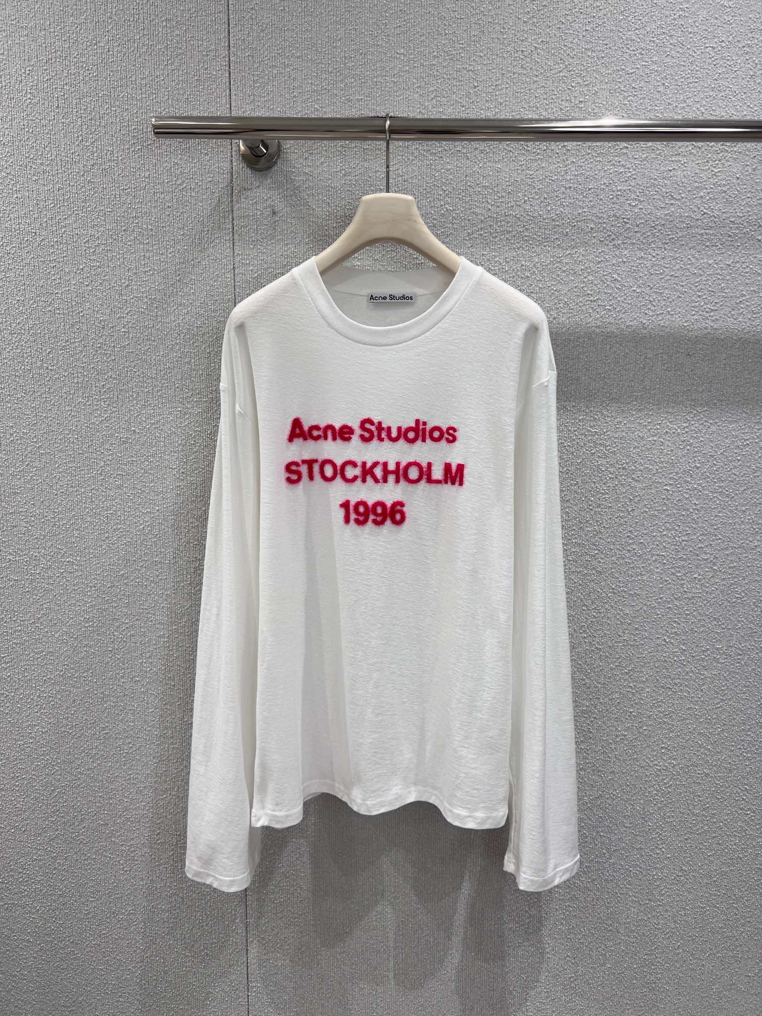 NO:695311,Supports exchange. Acne studi* 26Ss limited new 1996 letter long-sleeved T-shirt | Exclusive high-end version!  The flocking printing process makes the letters three-dimensional and textured, getting rid of the monotony of flat printing. The soft and skin-friendly fabric is super comfortable on the upper body, and the slightly loose tailoring is not flattering on the figure. The white style is fresh and the black style is cool. It can be worn with jeans or overalls for a simple and high-end feel. It is a must-have and versatile item for spring and summer. Ready-made S/M/L real shot details, Acne studios, jeans, tees, t-shirt,19860909支持换款 Acne studi* 26Ss限定新款 1996字母长袖T恤丨独家高版出品！植绒印花工艺让字母立体有质感,摆脱平面印花的单调.软糯亲肤的面料上身超舒适,微宽松的剪裁不挑身材,白款清新、黑款酷飒,搭配牛仔裤或工装裤都能穿出简约高级感,春夏必备的百搭单品.现货发售S/M/L实拍细节图,,acne studios,jeans,tees，t-shirt,,Women's clothing